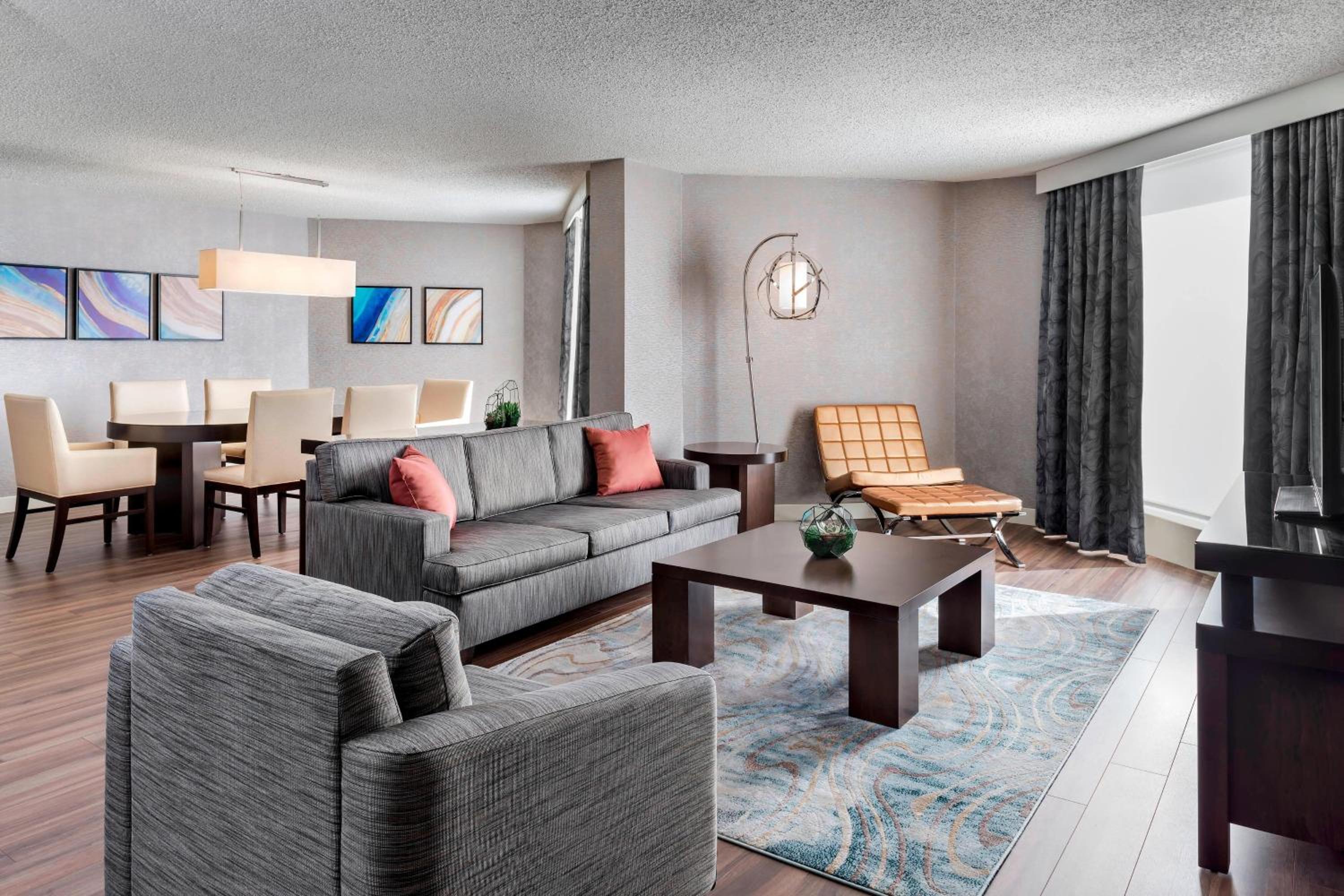 1 Bedroom Suite, 1 King - Photo 1