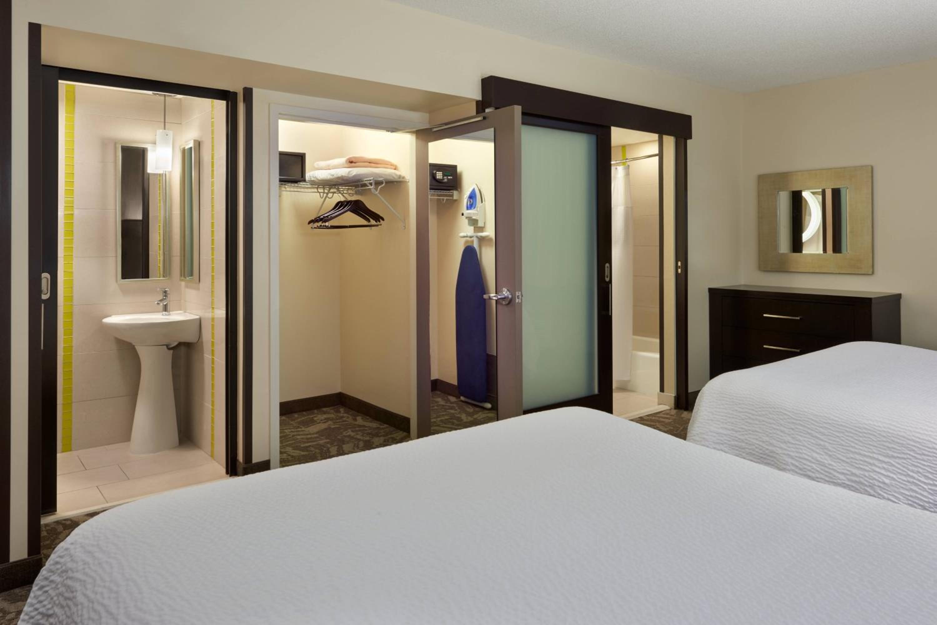 Larger Queen Suite with Two Queen Beds and Sofa Bed - Photo 5