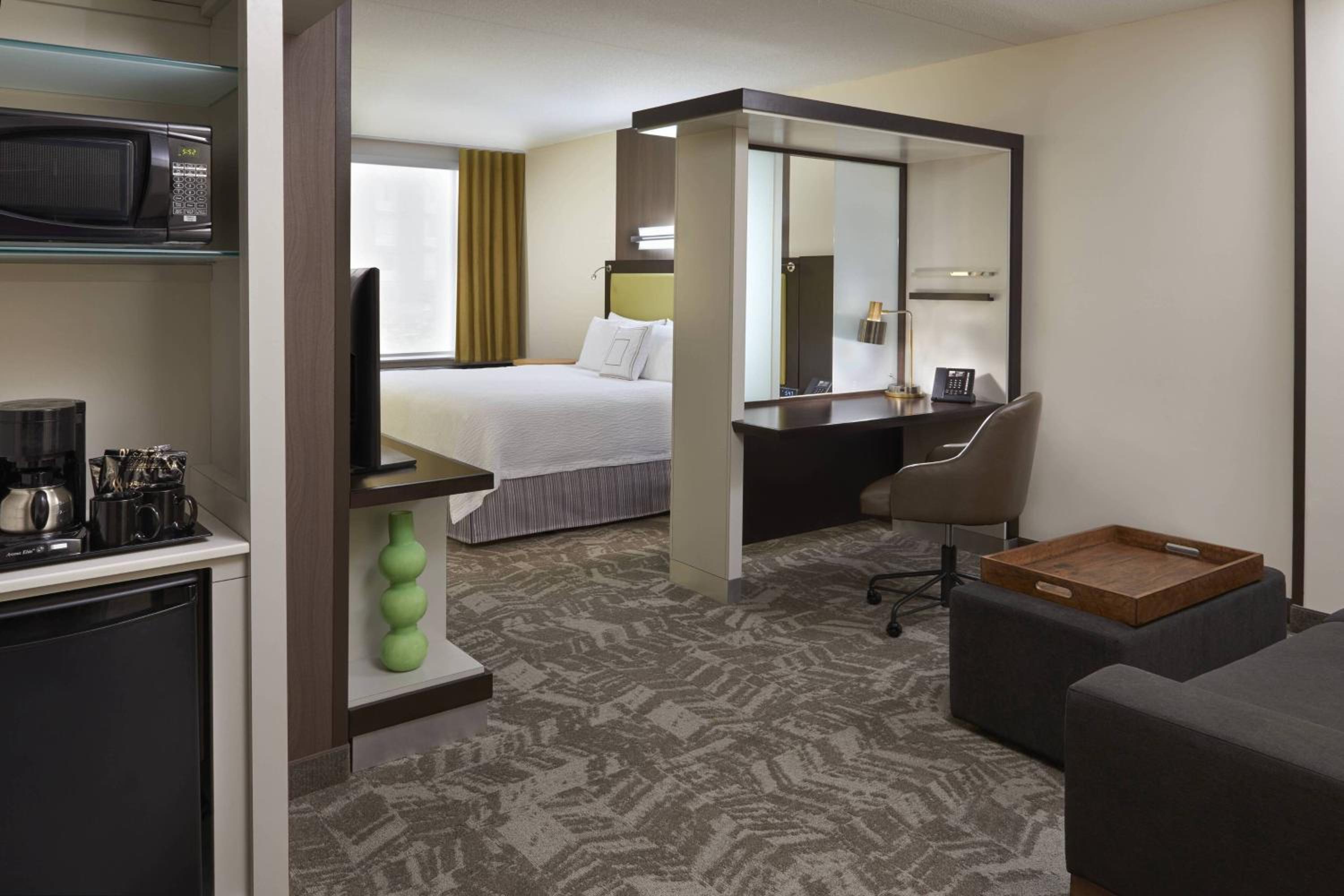 King Suite with Whirlpool and Sofa Bed - Photo 4