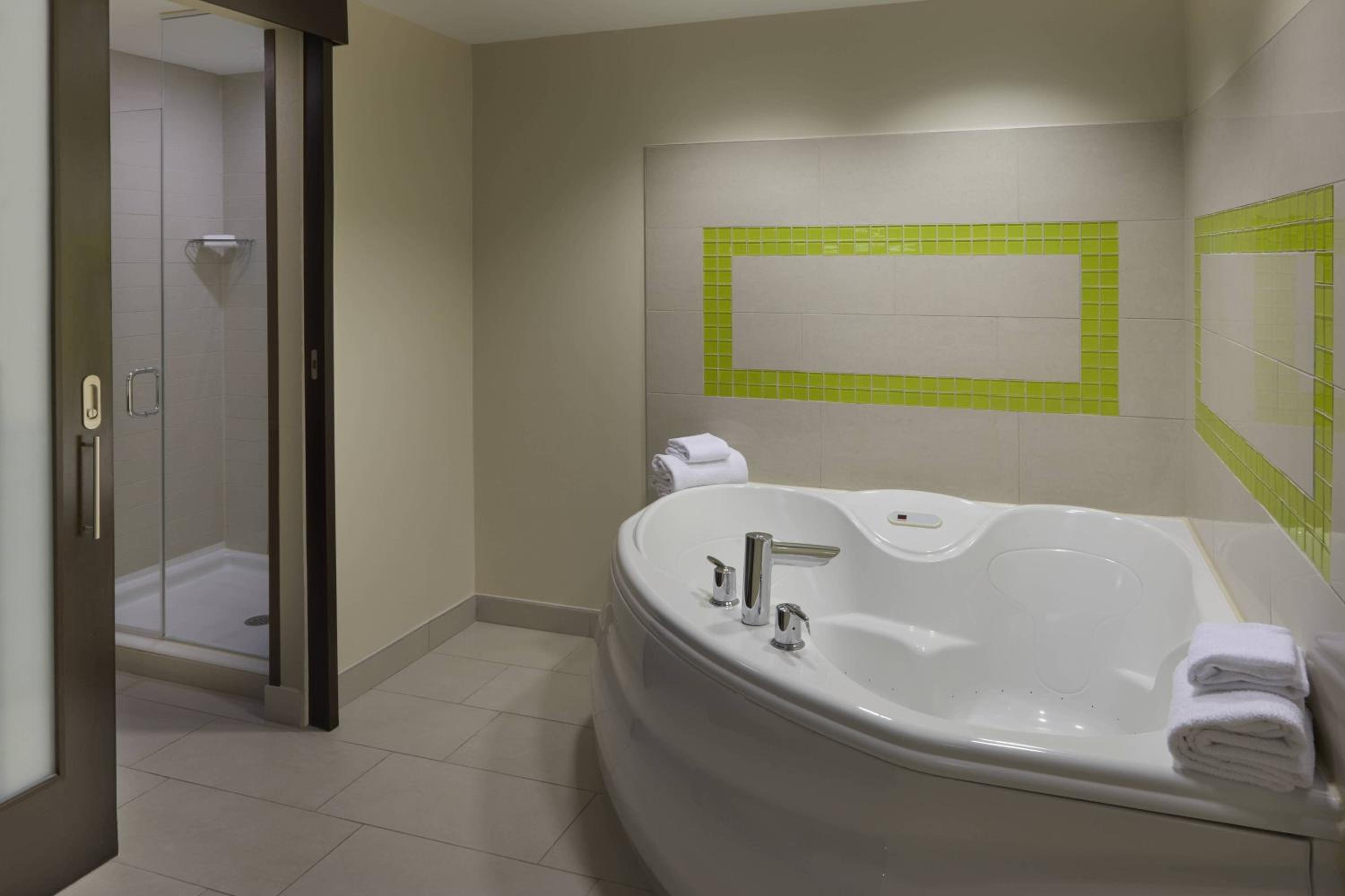 King Suite with Whirlpool and Sofa Bed - Photo 2