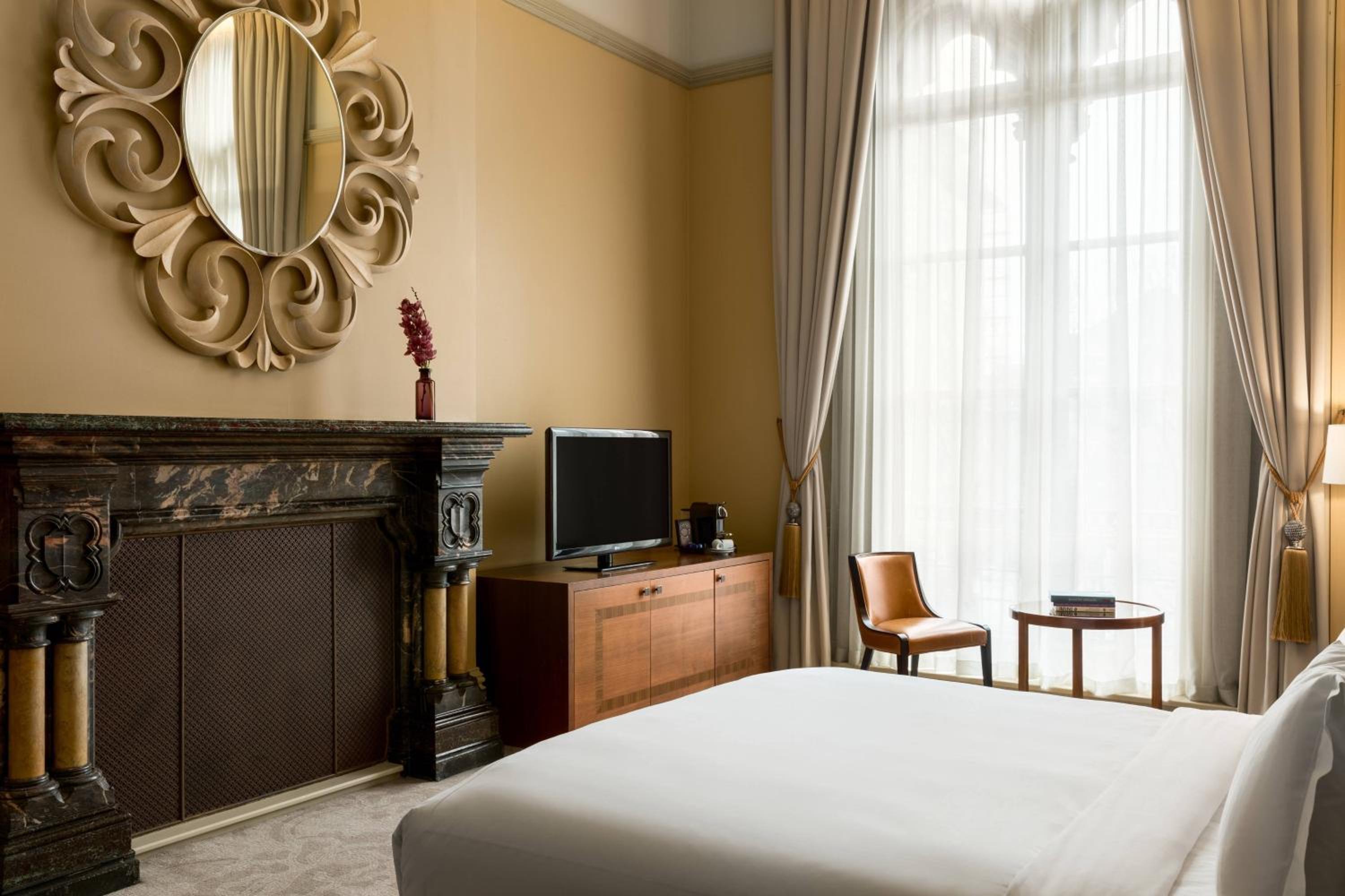 Junior King Suite With Chambers Club Access thumbnail 5