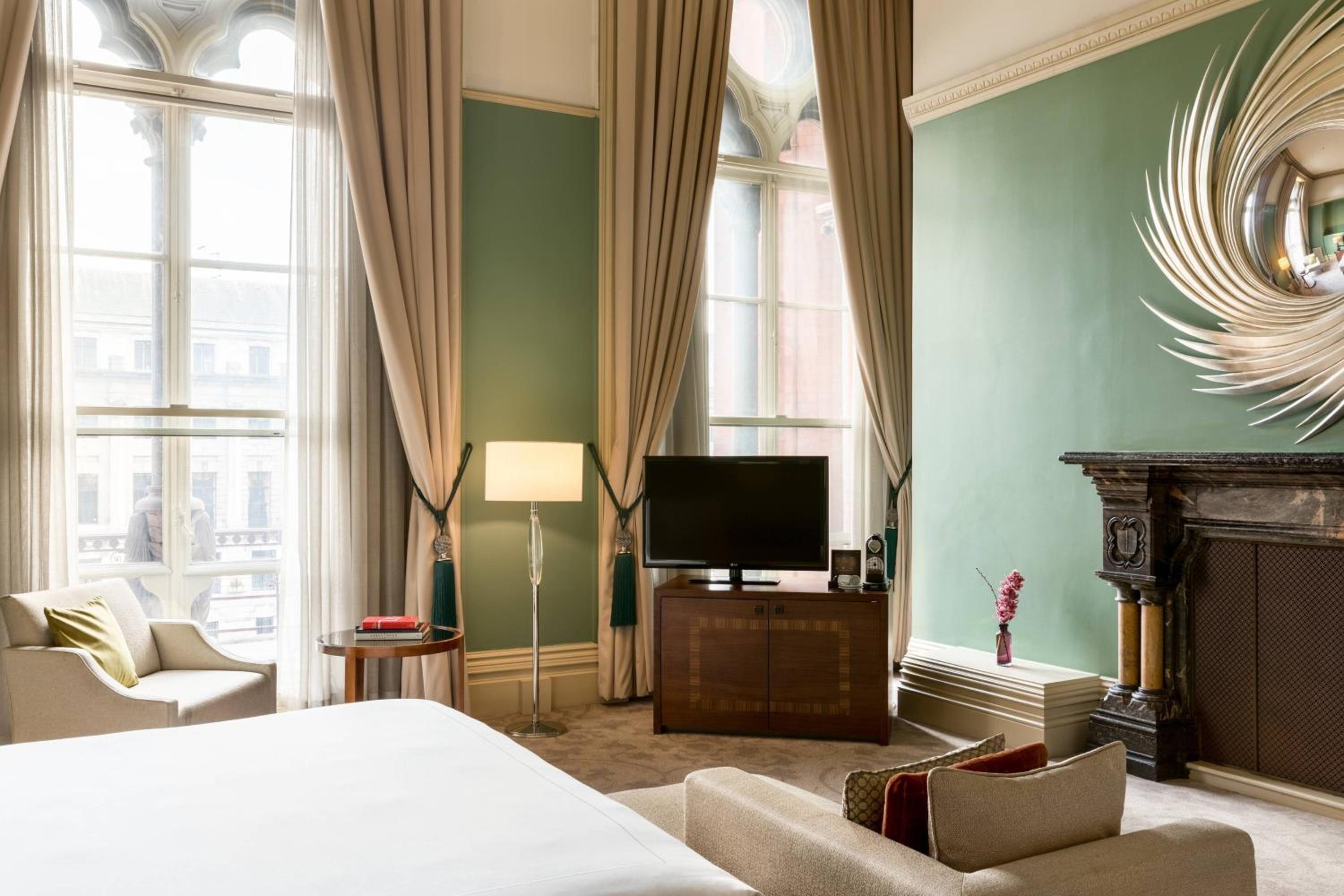 Grand Junior King Suite With Chambers Club Access thumbnail 5