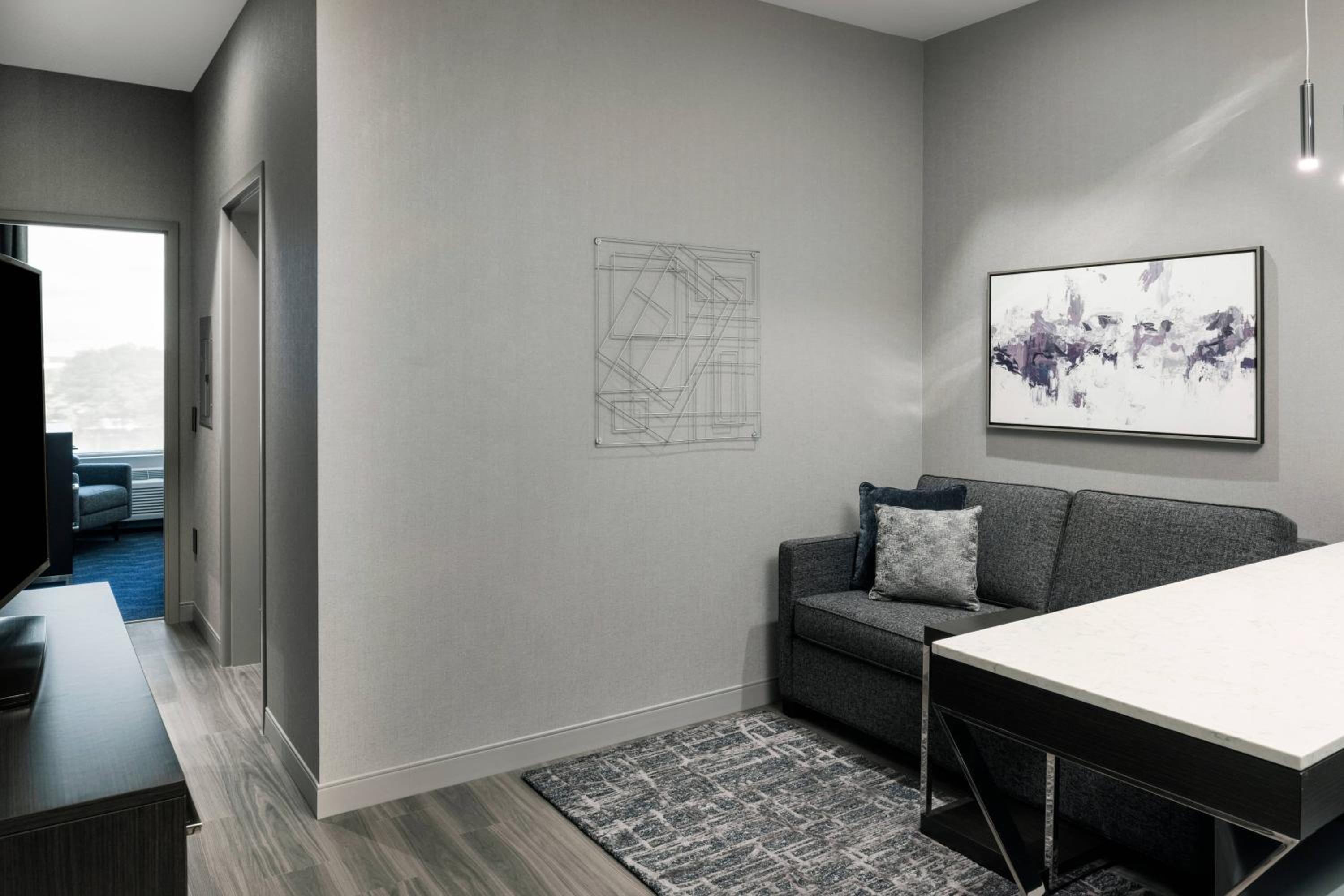 One-Bedroom King Suite with Sofa Bed and Adapted Tub - Mobility Accessible