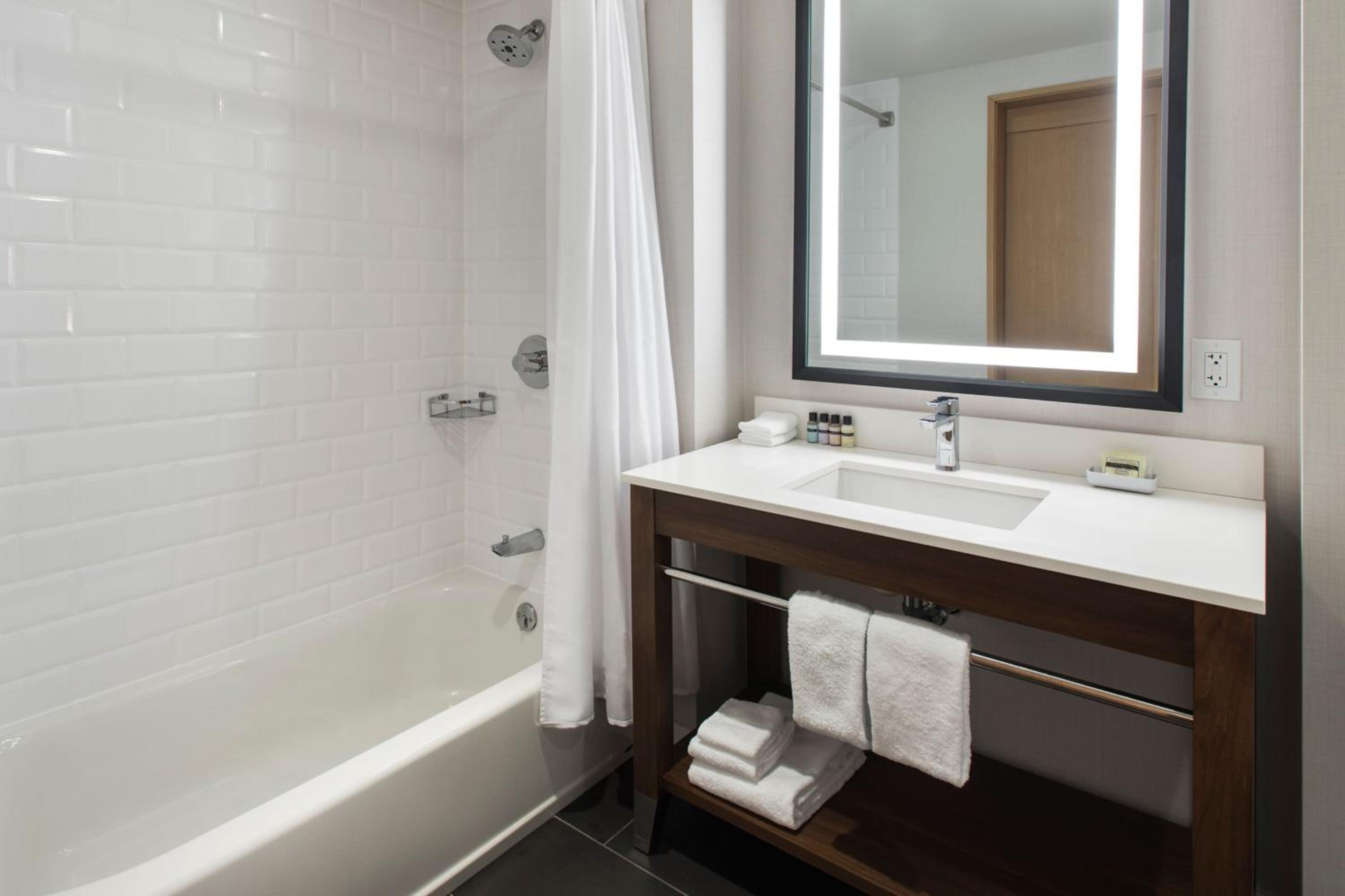 Guest Room, 1 King - Photo 4