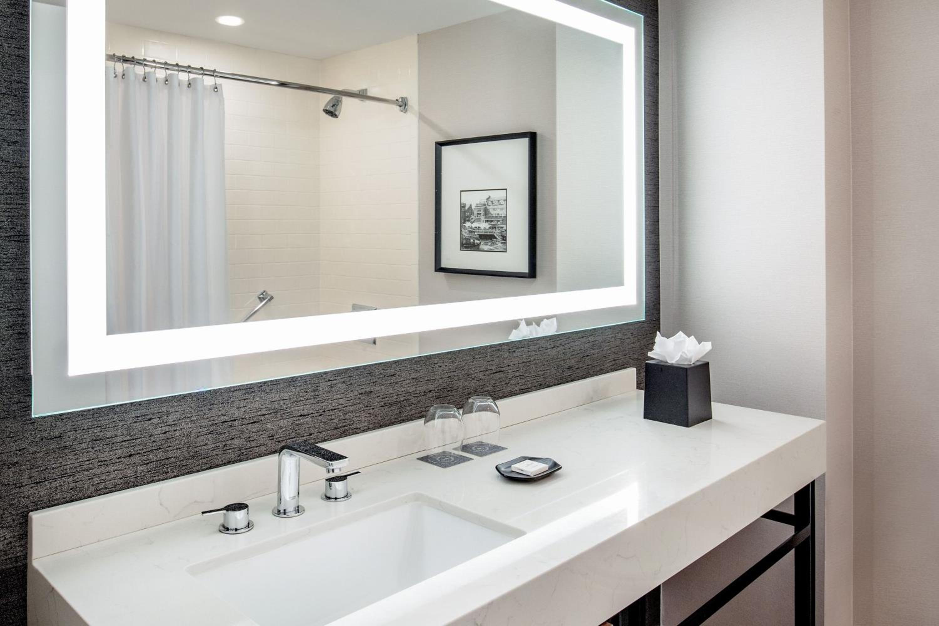 Club level, Guest room, 2 Queen - Photo 2