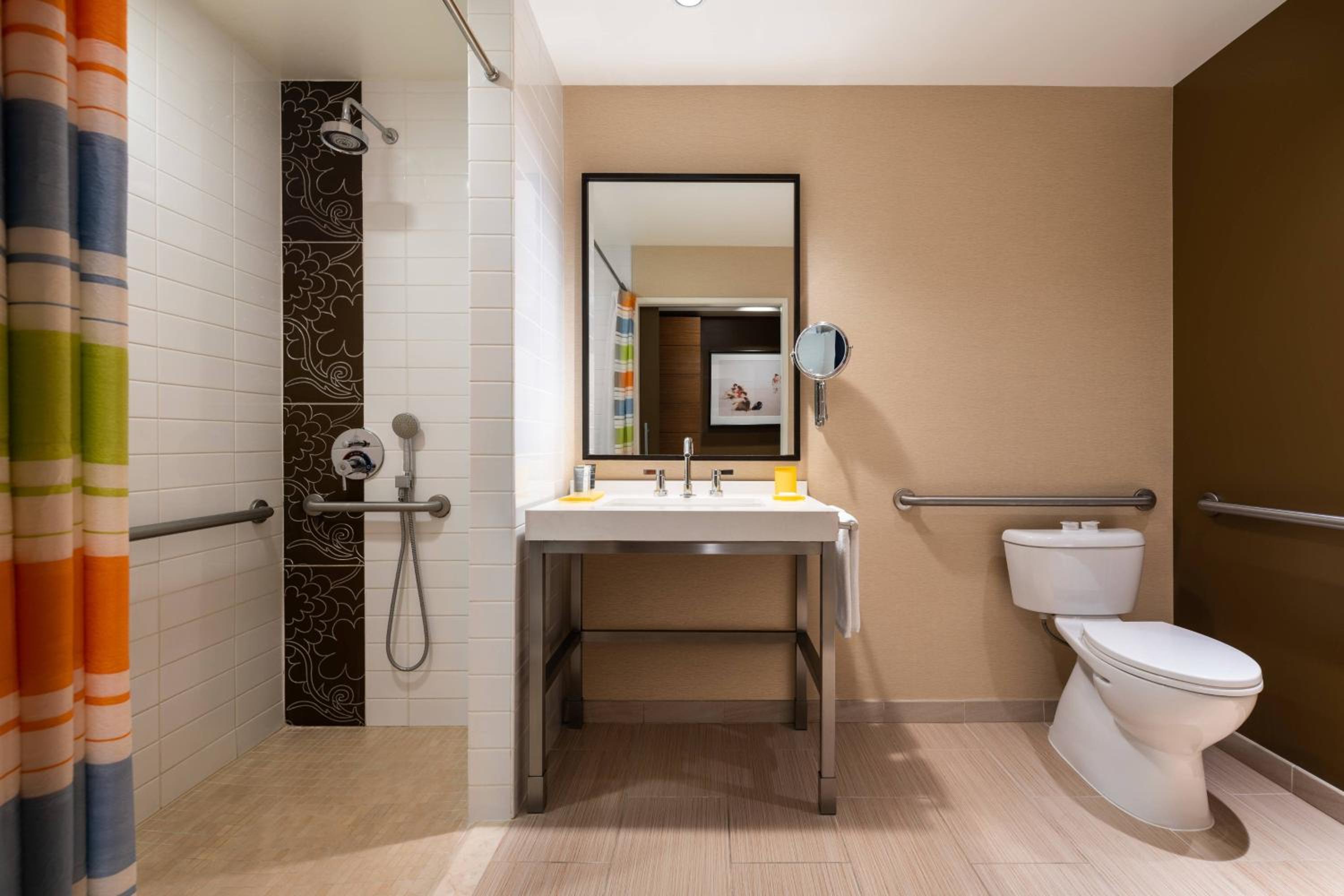 King Room with Roll-in Shower - Mobility Accessible