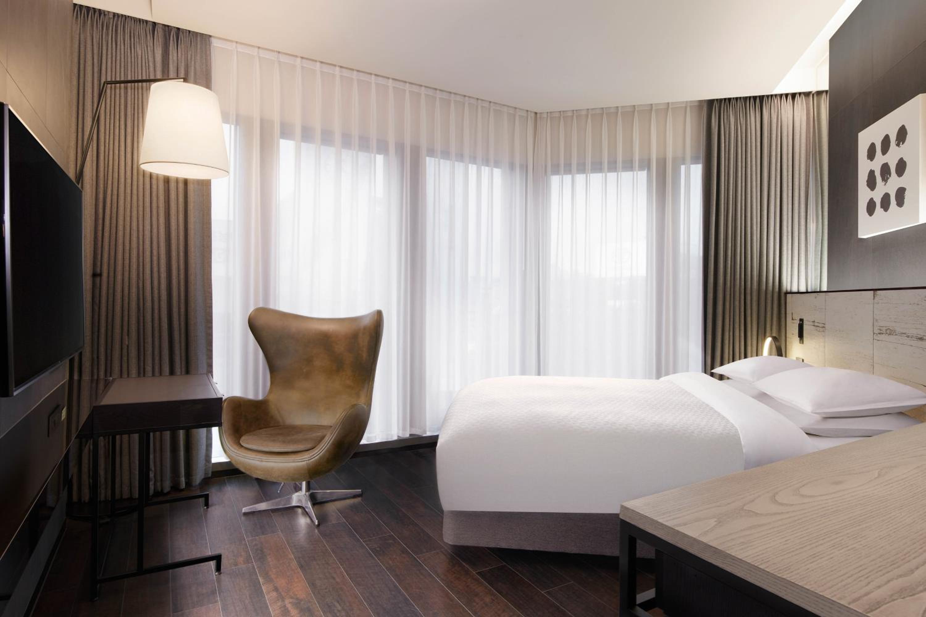 Premier Double, Larger Guest room, 1 Queen, City view photo 1
