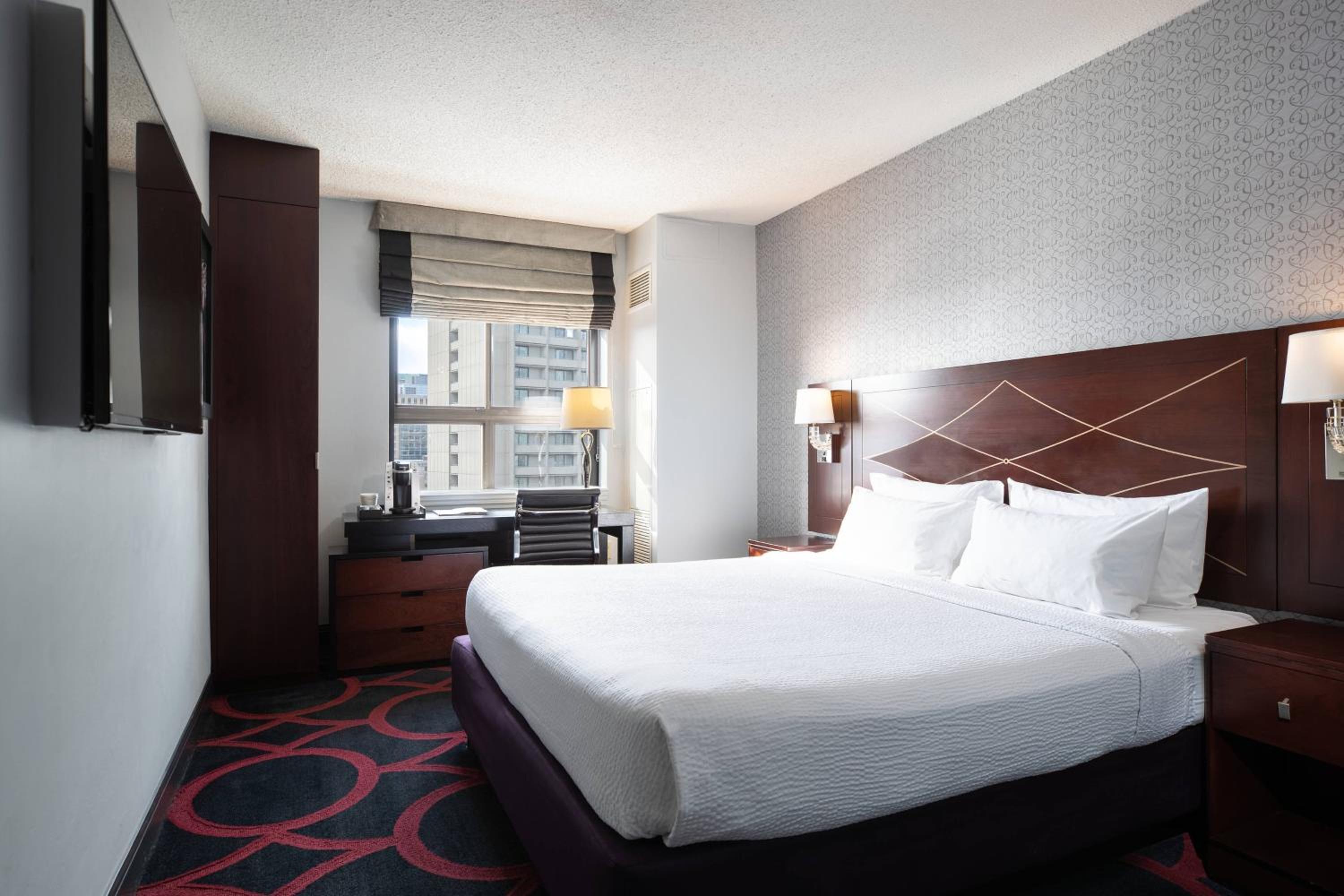Tremont King Room, Mobility & Hearing Access with Roll-In Shower