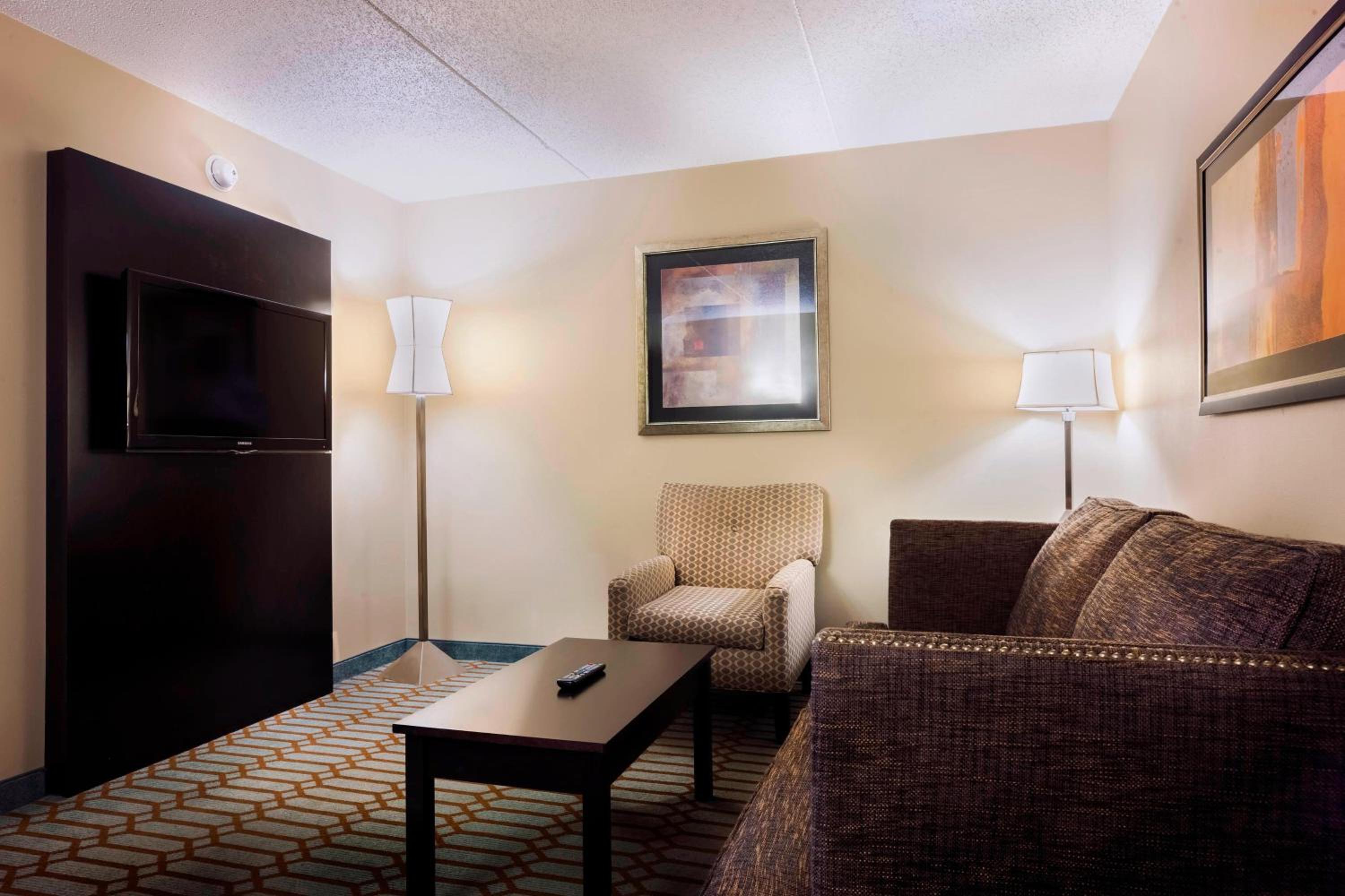 Queen Suite with Two Queen Beds and Sofa Bed - Photo 2