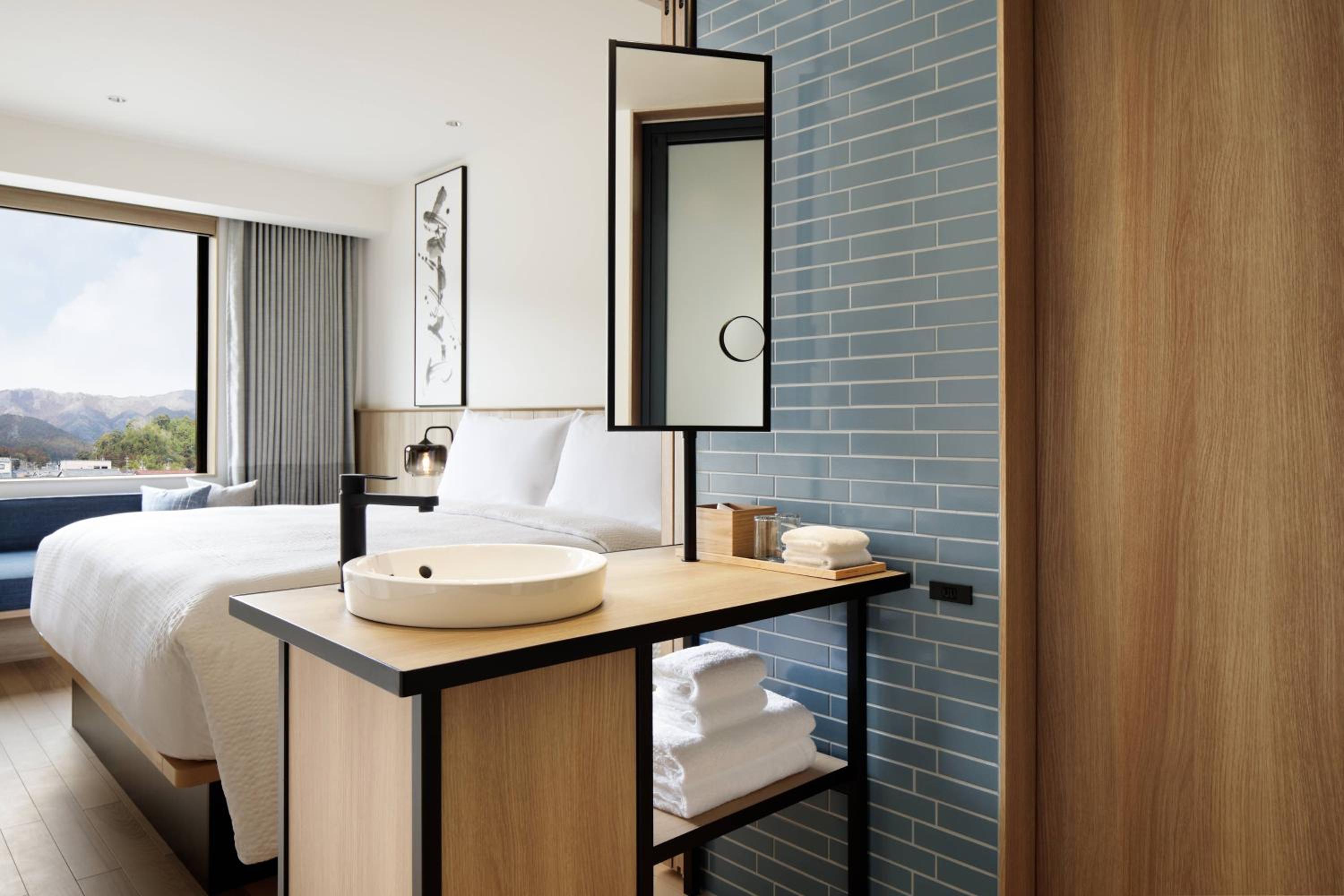 Standard King Room - Photo 5