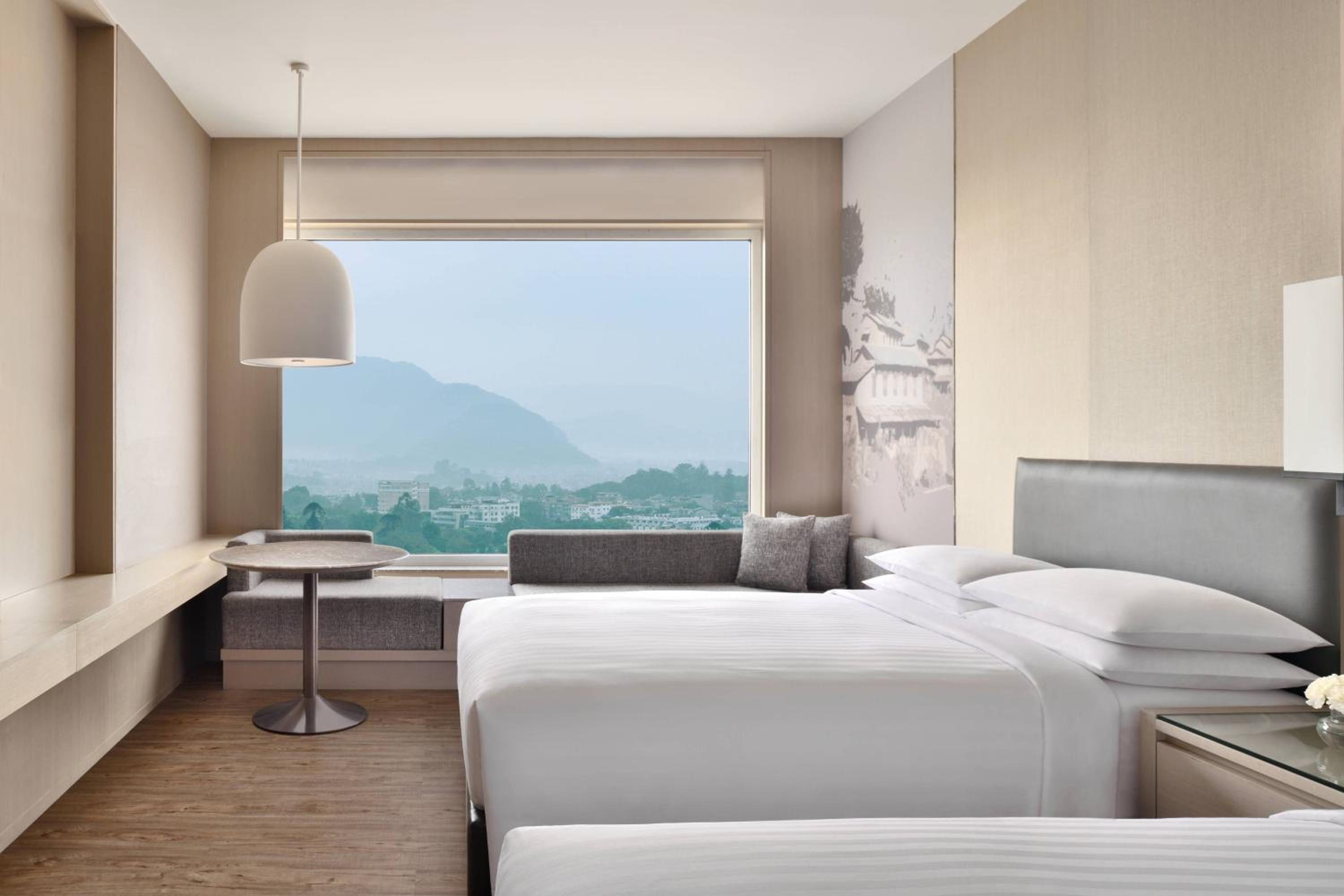 Club Room with M Club lounge access, 2 Double, Mountain view - Photo 2