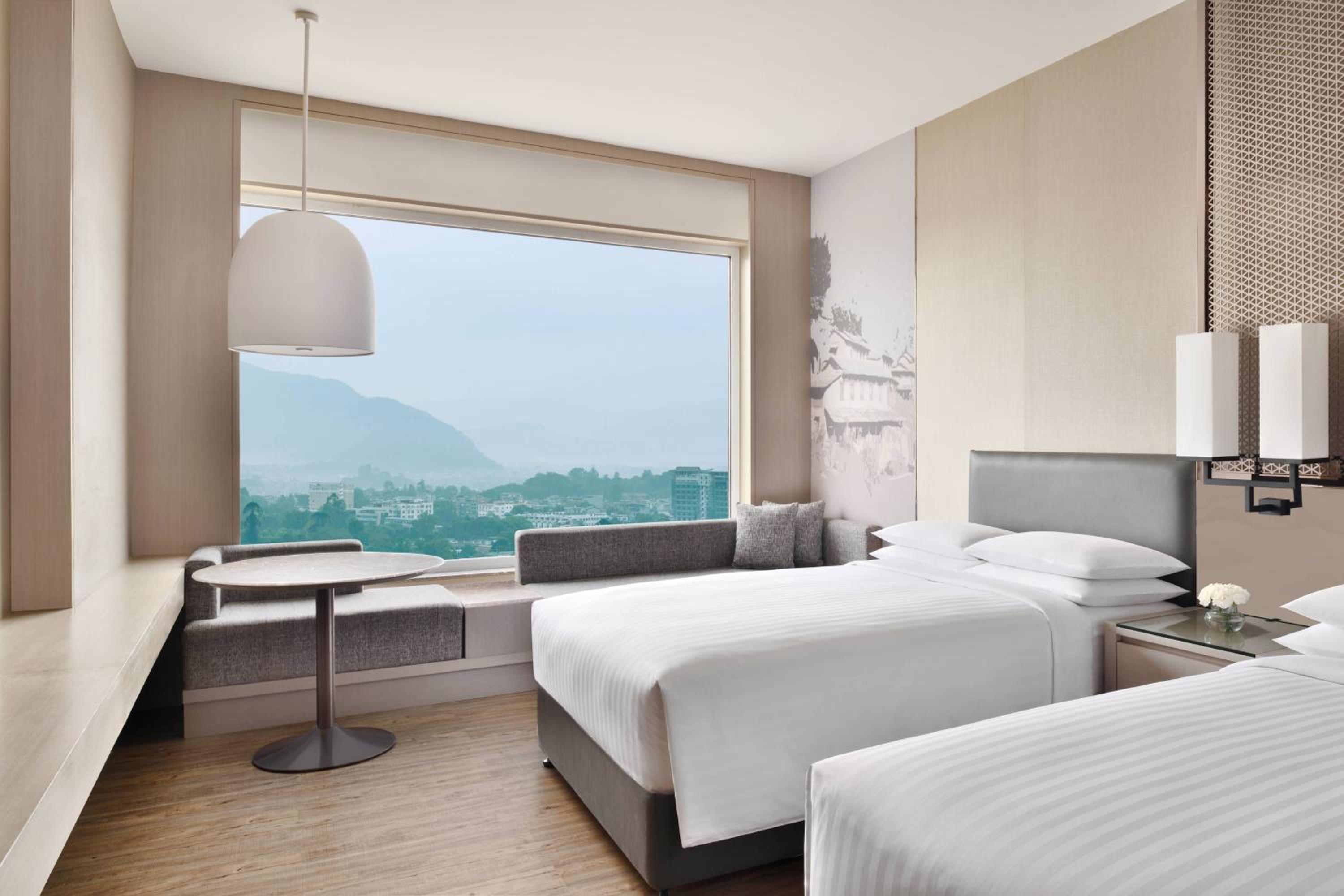 Club Room with M Club lounge access, 2 Double, Mountain view - Photo 1