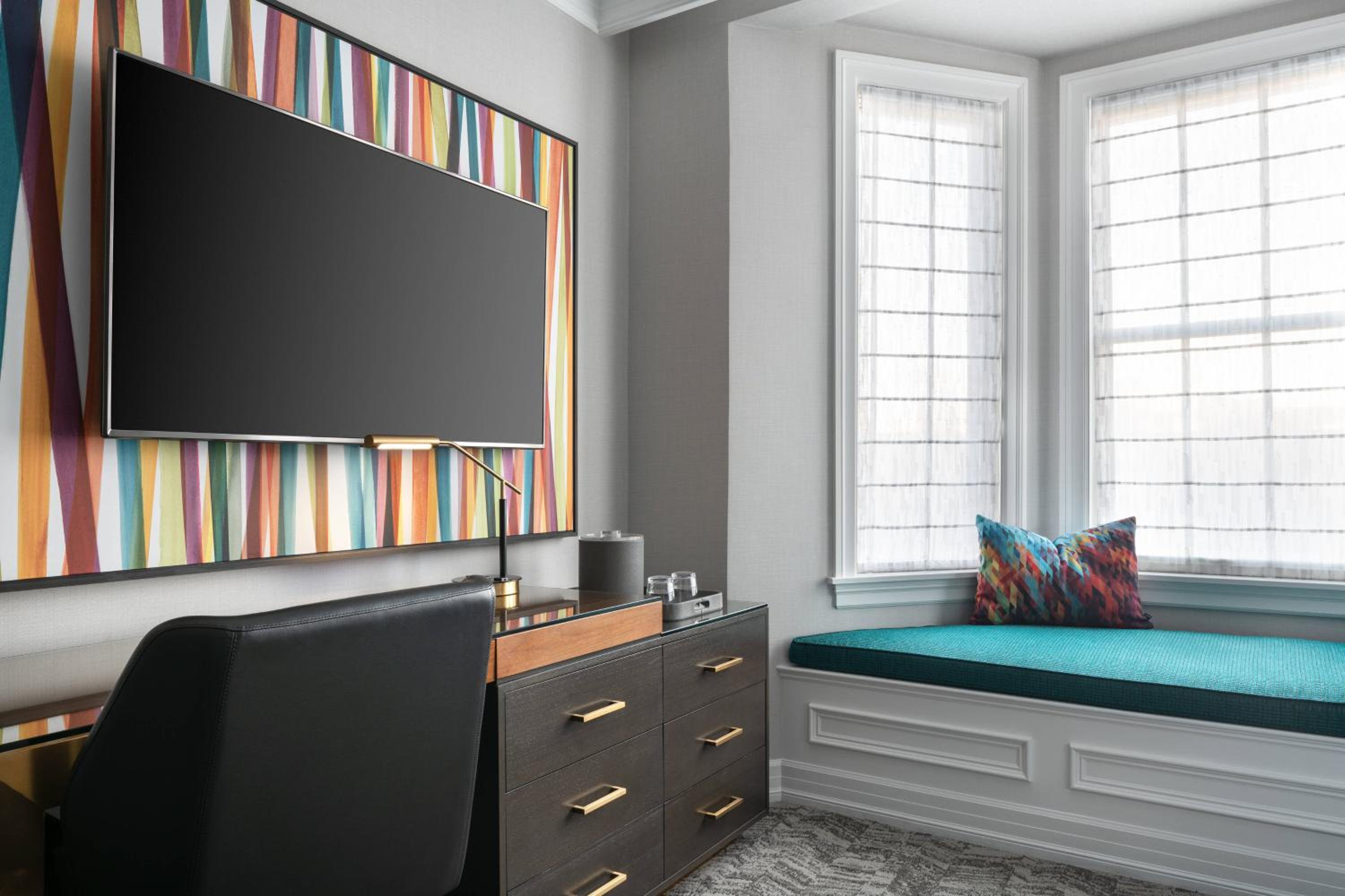 Large King Room - Hearing Accessible - Photo 3
