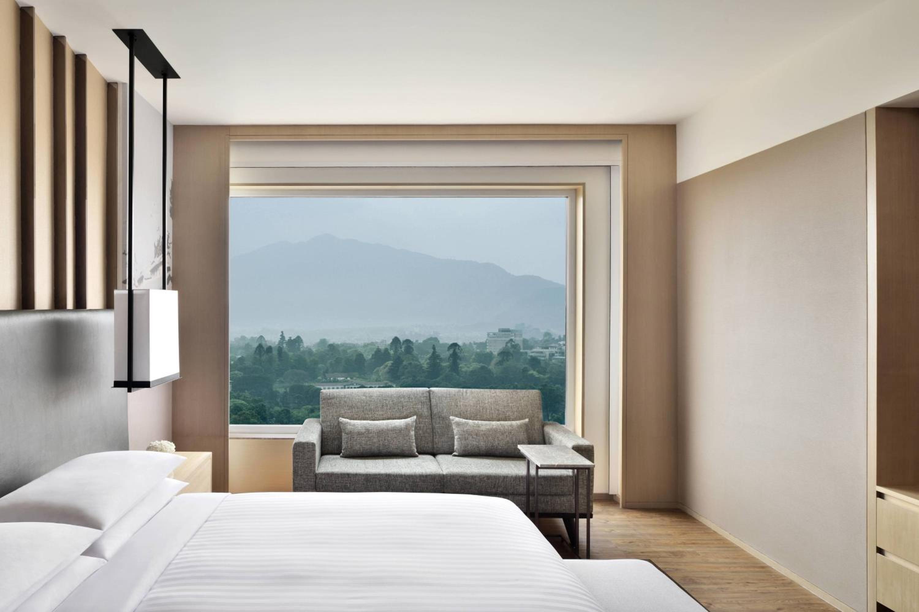 Executive Suite with M Club lounge access, Mountain view - Photo 2