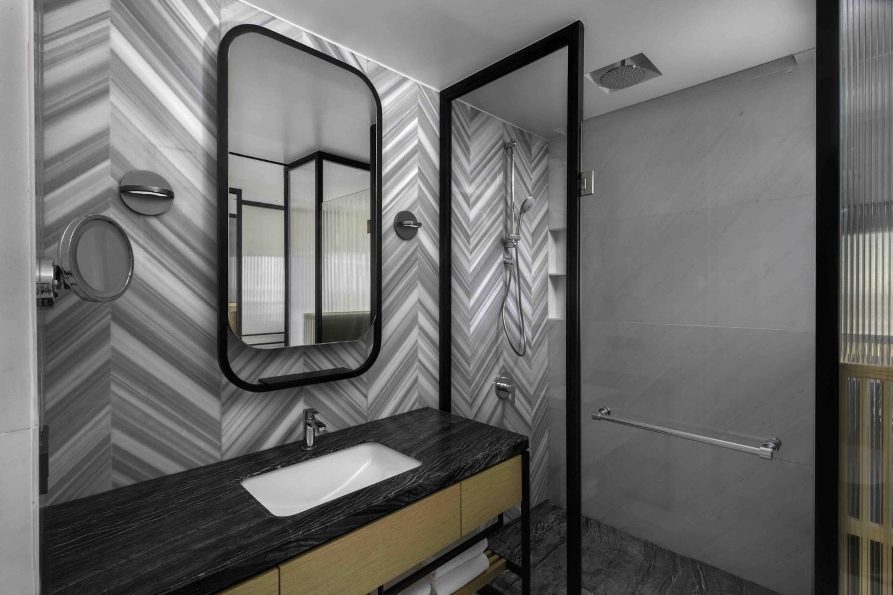 Club level, Guest room, 2 Queen, City view - Photo 4