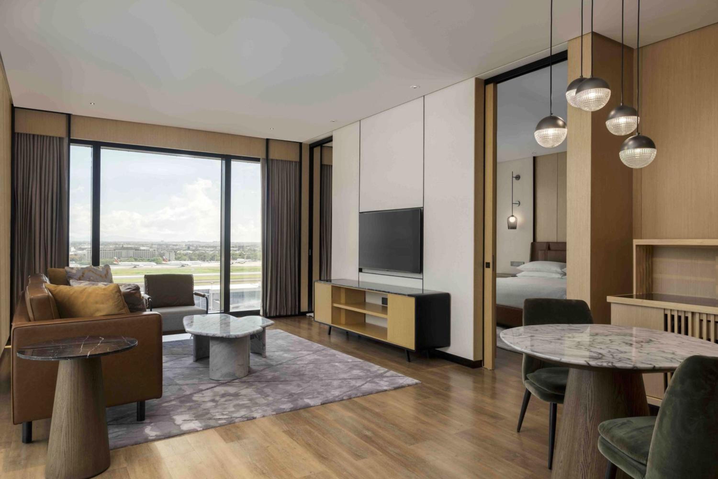 Junior Suite, 1 Bedroom Suite, 1 King, City view - Photo 2