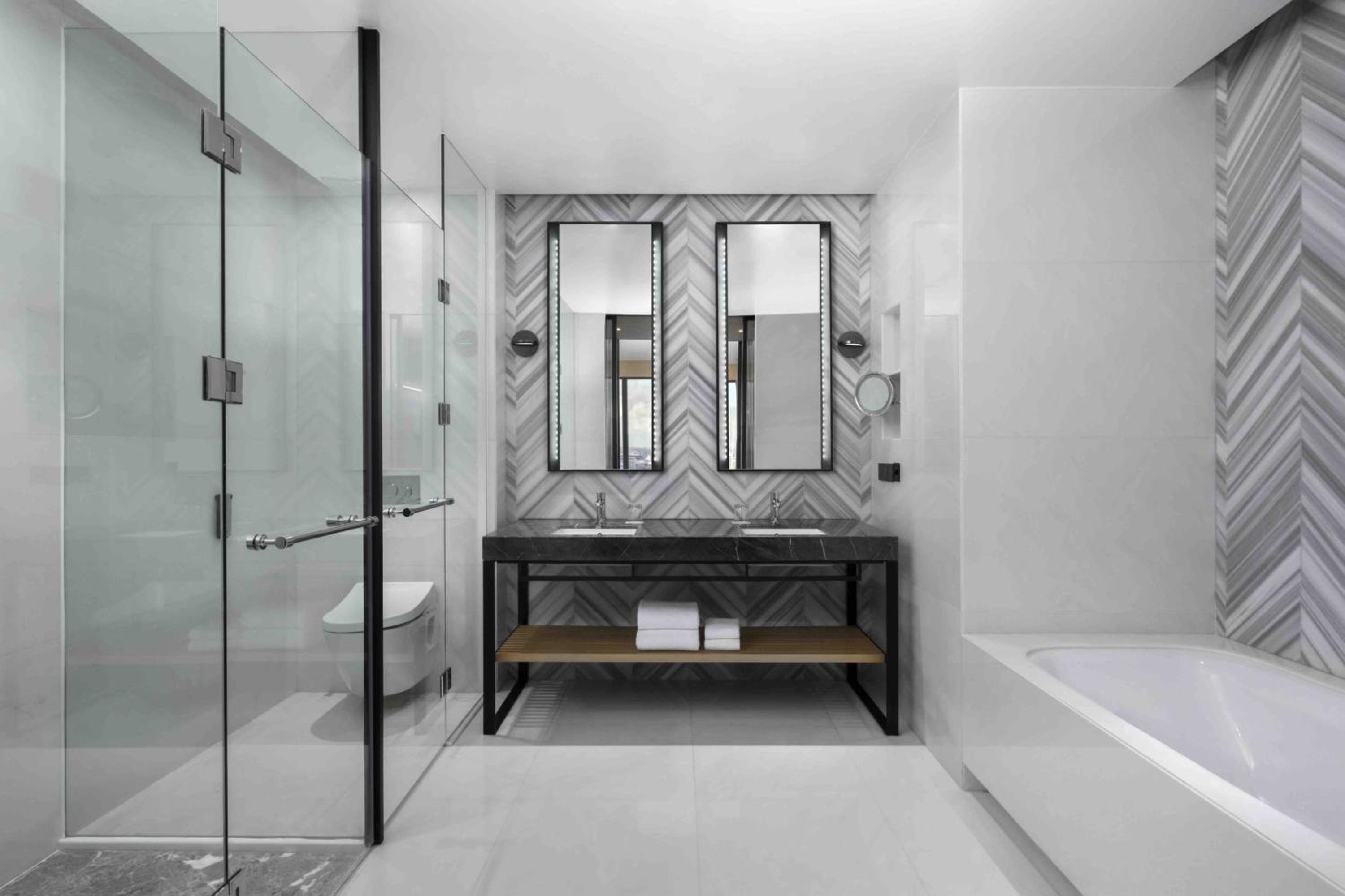 Junior Suite, 1 Bedroom Suite, 1 King, City view - Photo 3