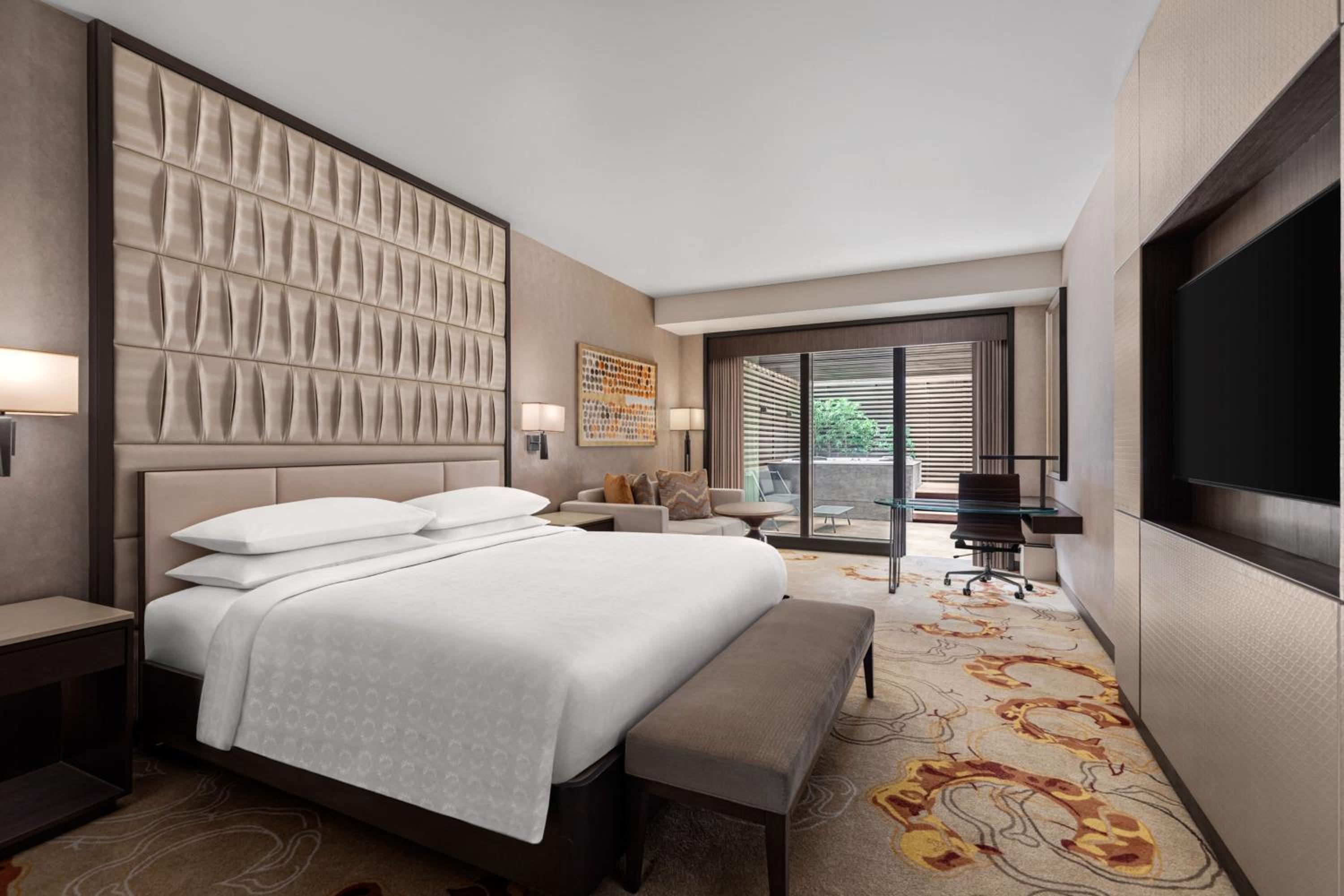 Larger Guest Room, 1 King, Outdoor Jetted Bathtub - Photo 4