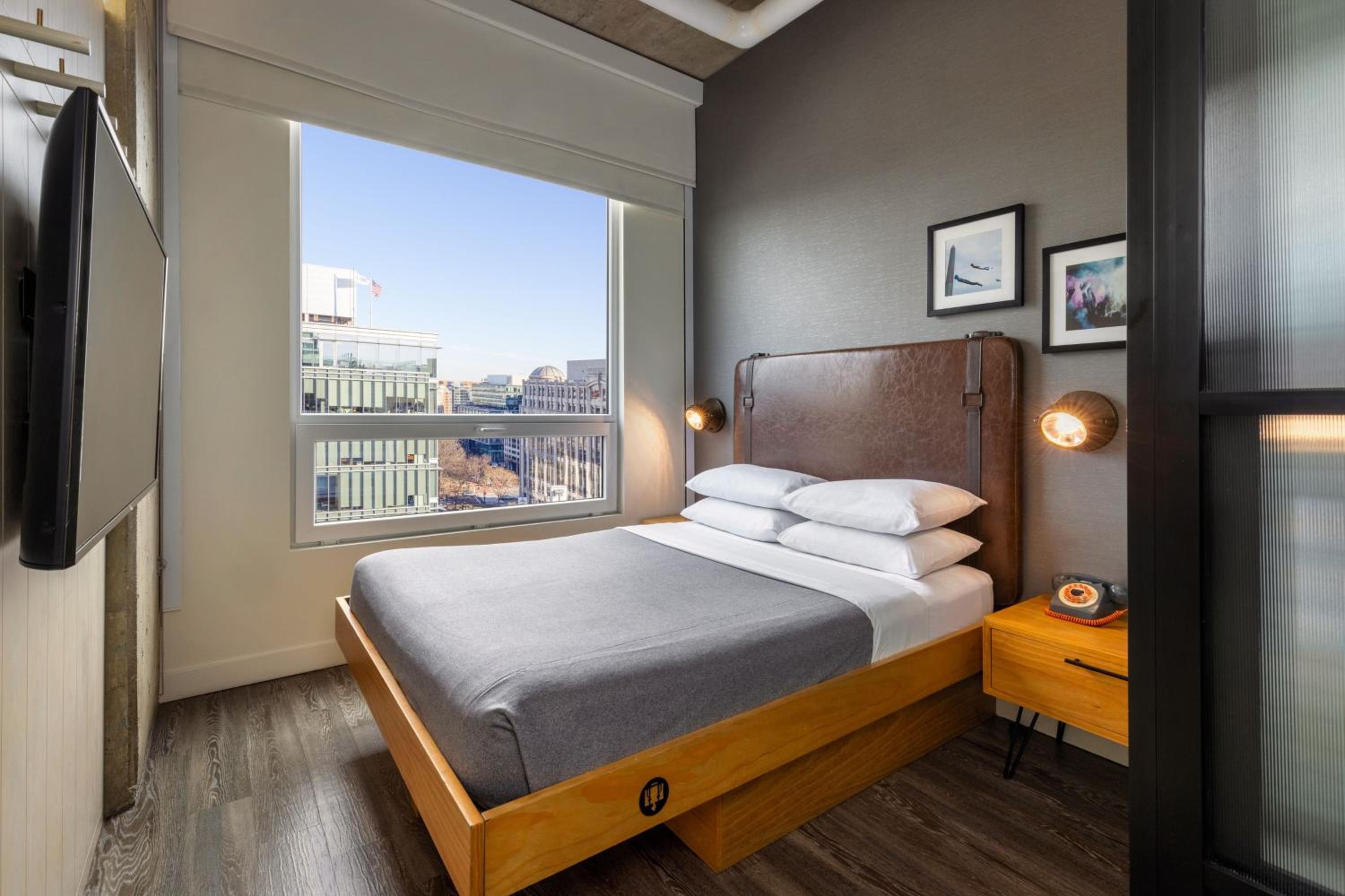 Guest room with queen bed and city view photo 1