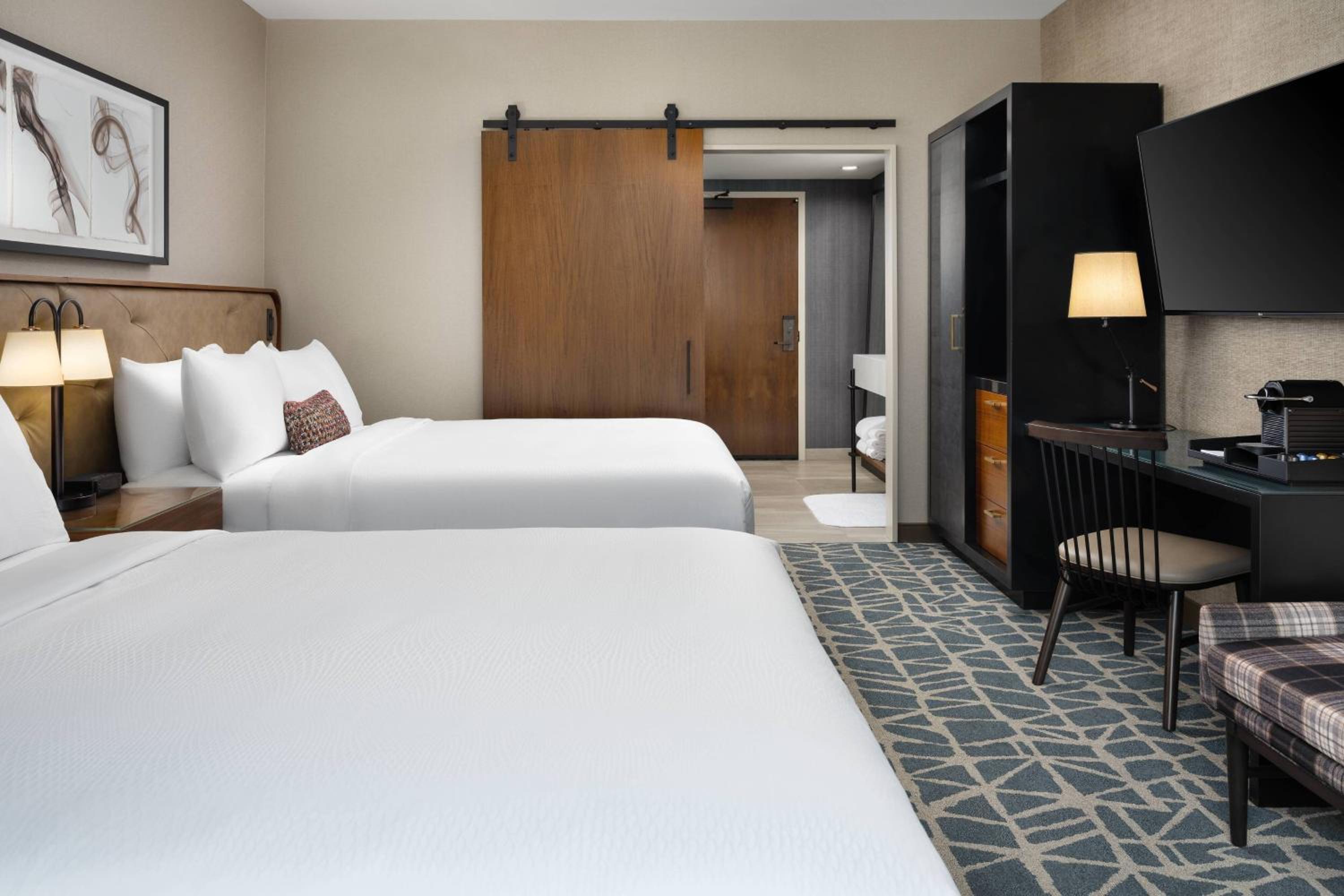 Guest room, 2 Queen, City view - Photo 3
