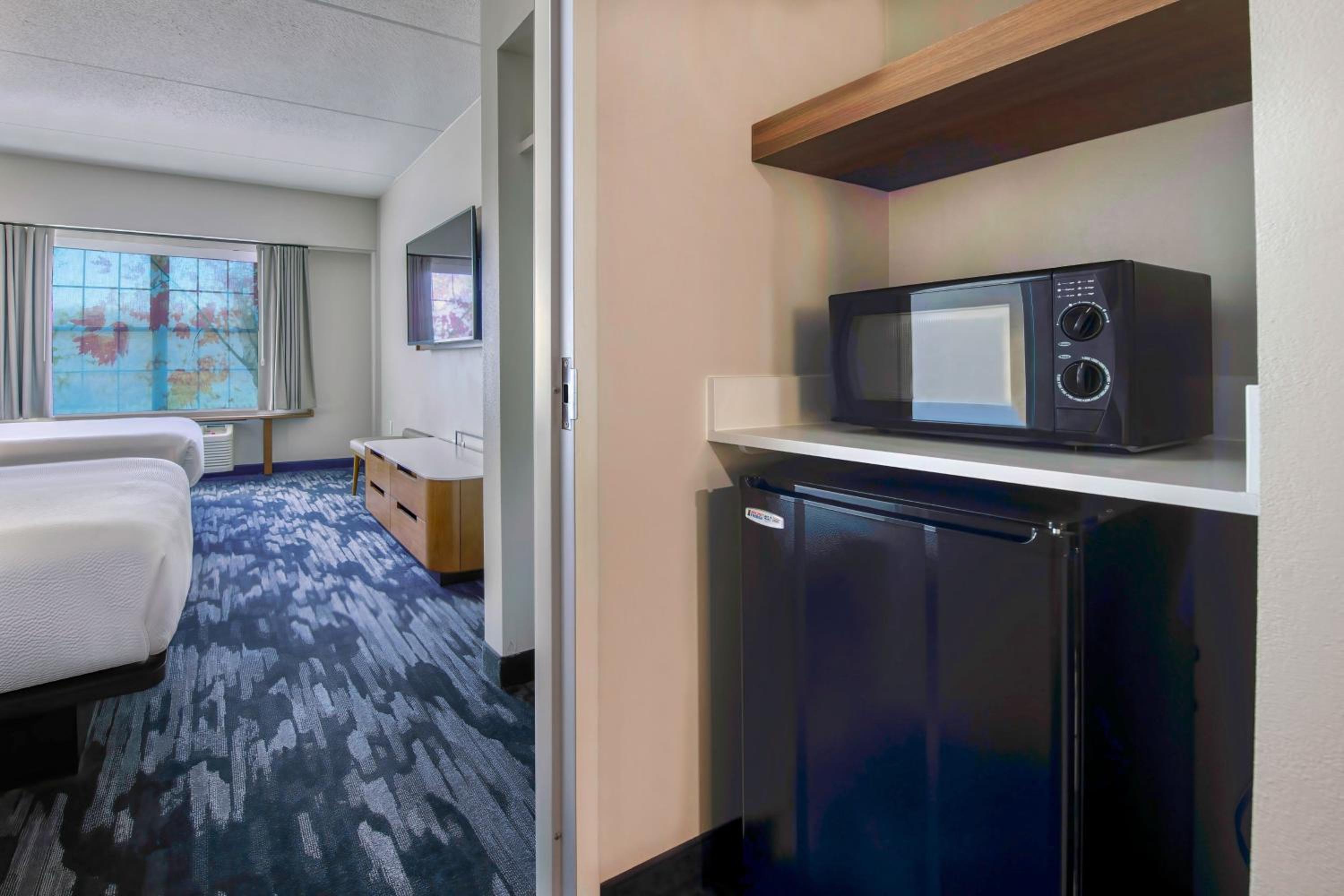 Queen Suite with Two Queen Beds, Bathtub and Sofa Bed - Mobility Access/Hearing Accessible photo 3