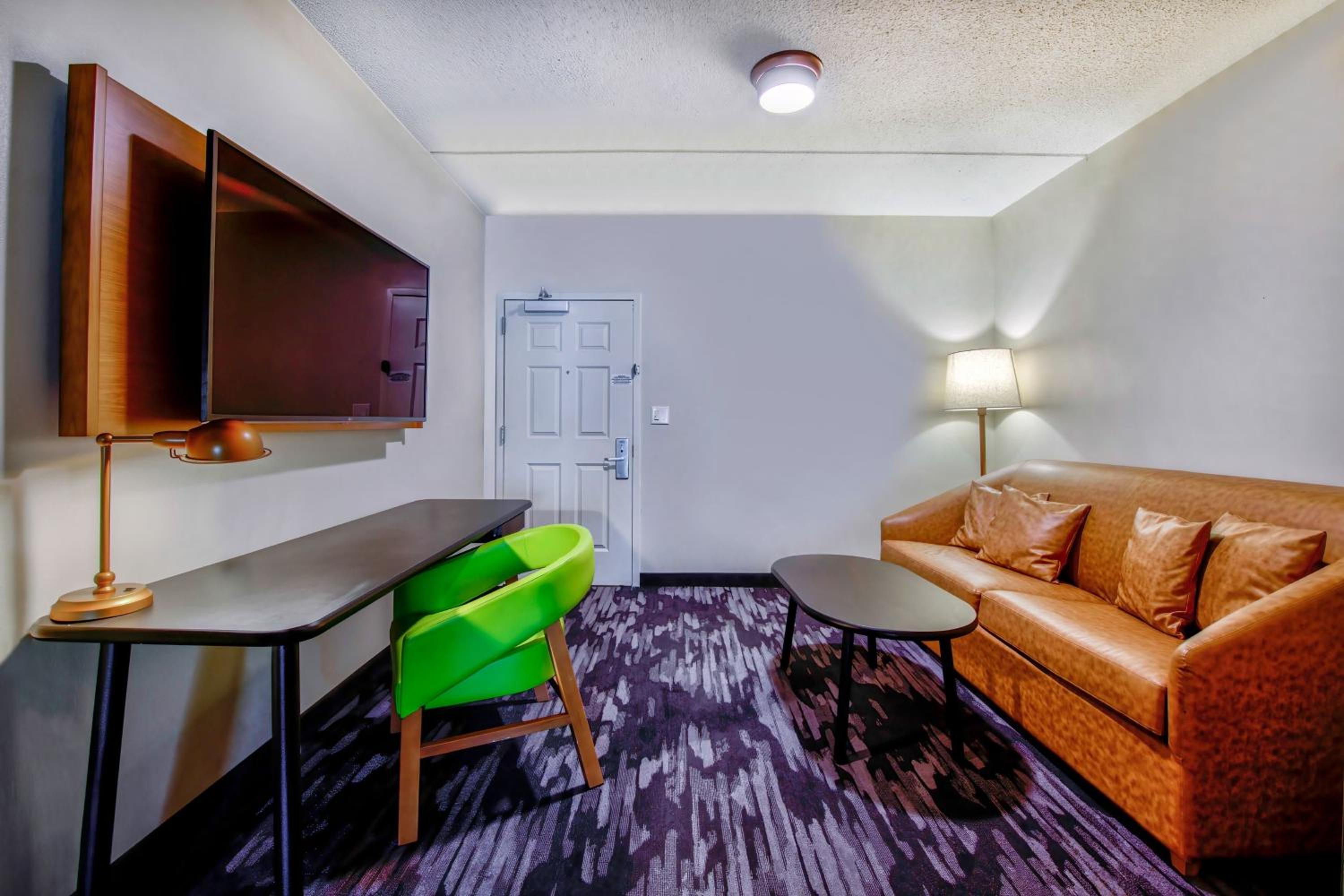 Queen Suite with Two Queen Beds, Bathtub and Sofa Bed - Mobility Access/Hearing Accessible photo 2