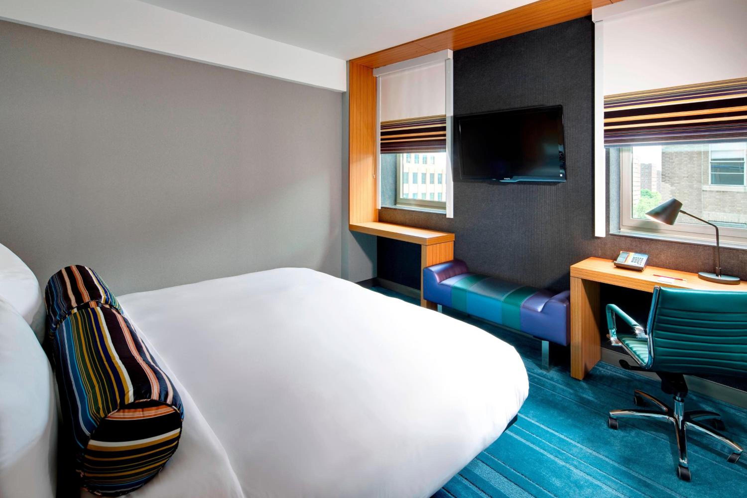 Larger Guest room, 1 King, Corner room photo 3
