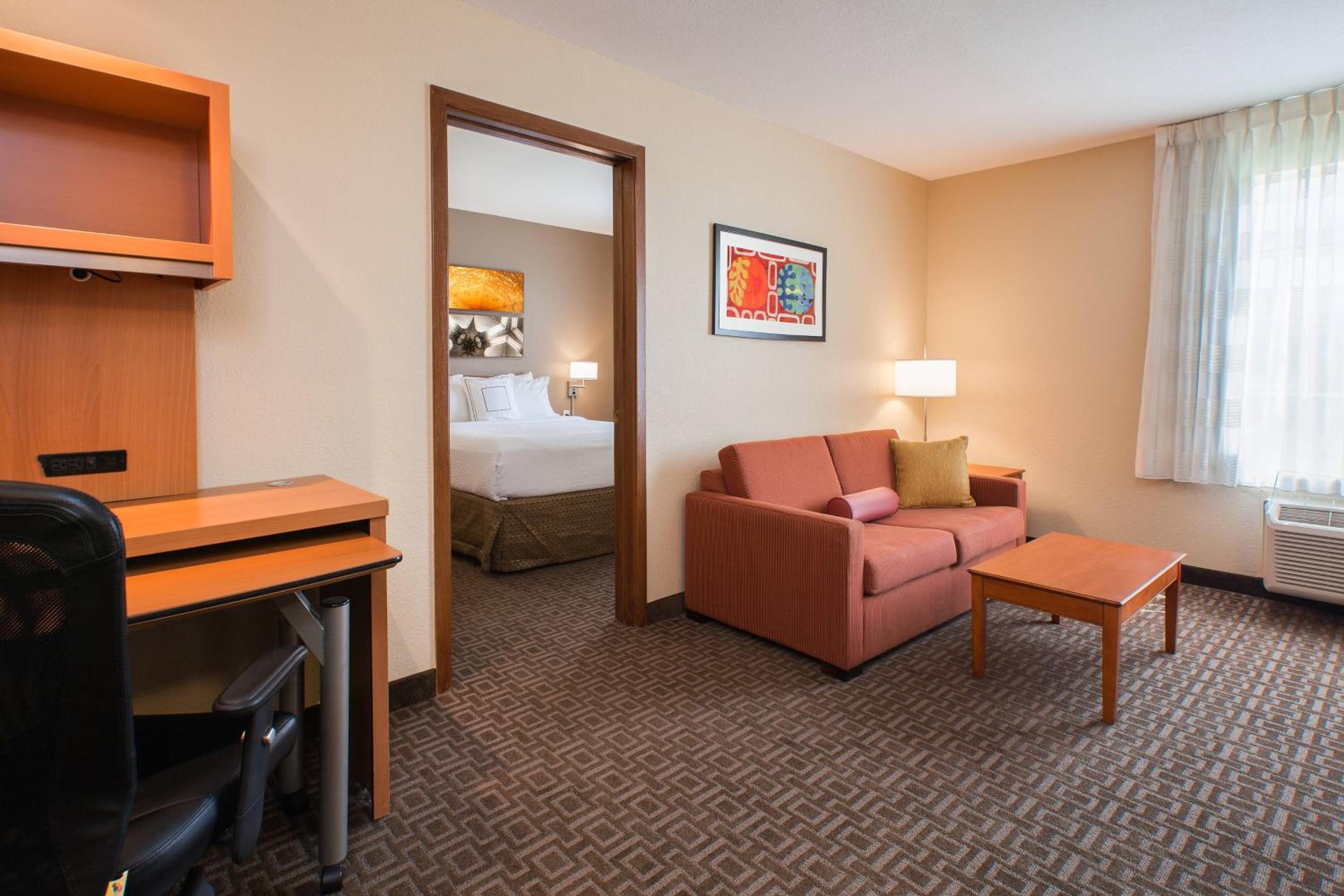1 Bedroom Suite, 1 Queen, Sofa bed - Photo 1
