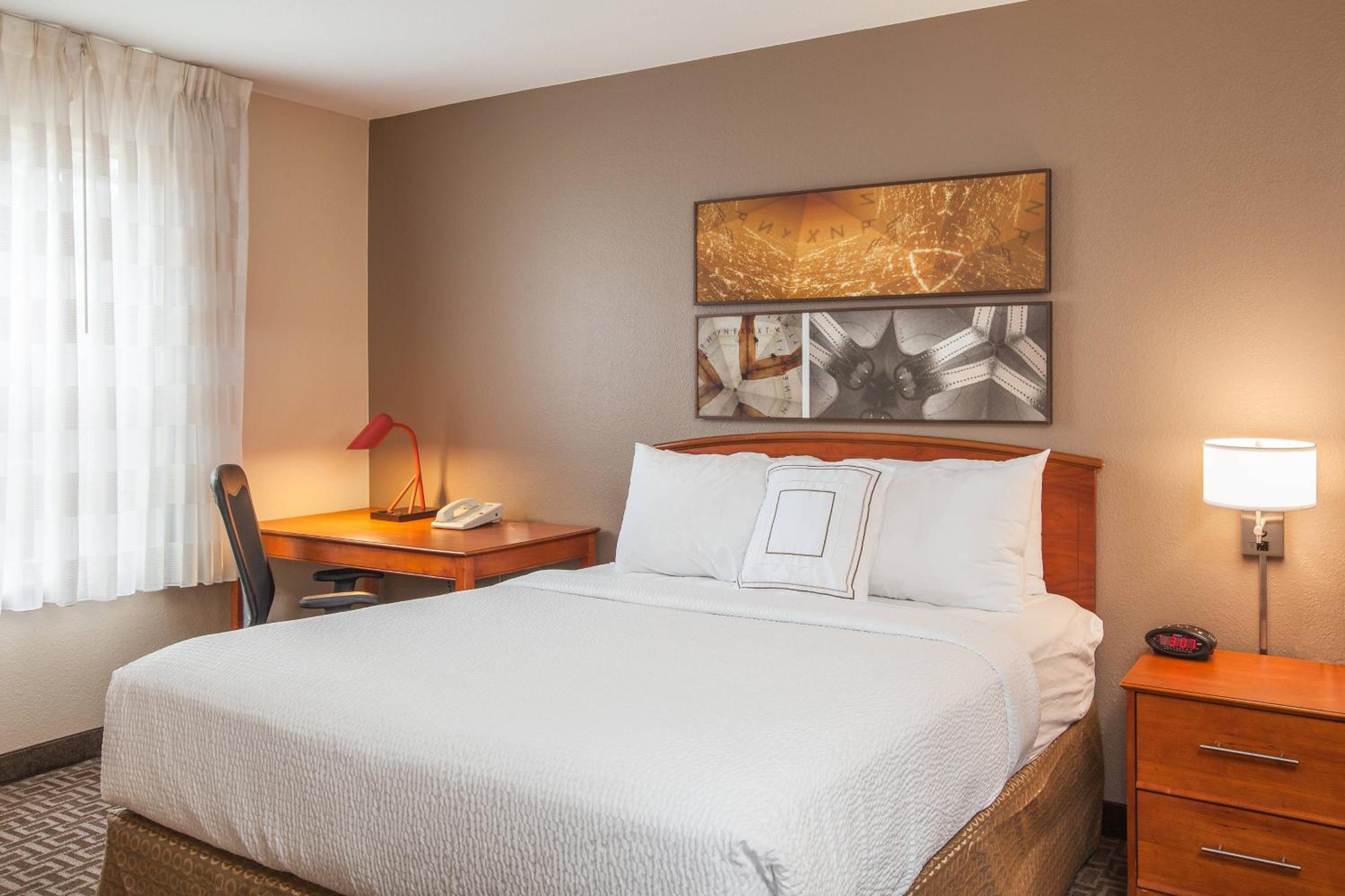 Two-Bedroom Suite - Photo 6