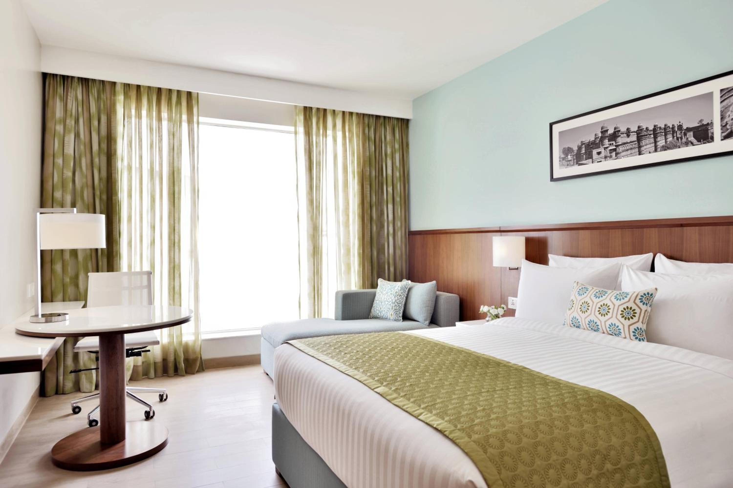 Larger Guest room, 1 Queen(s) with 50% discount on buffet at KAVA and Two Complimentary pints of beer per room per stay photo 3