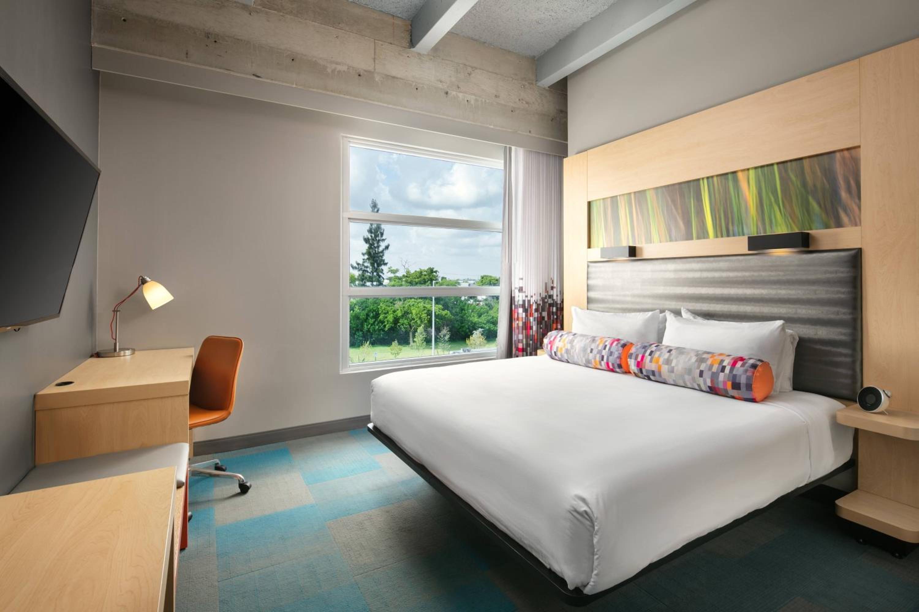 Splash, Guest room, 1 King, Pool view