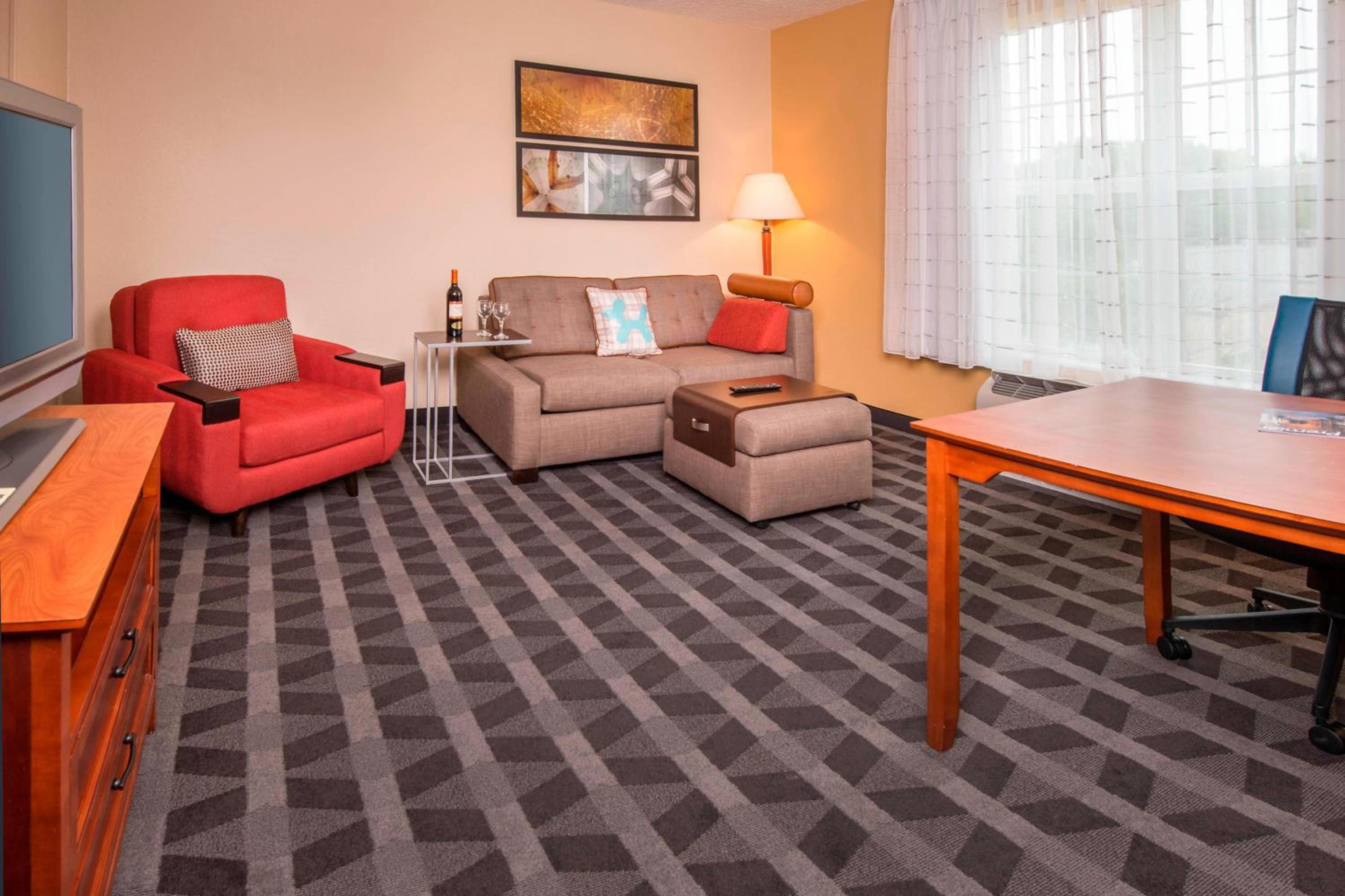 One-Bedroom Queen Suite photo 1