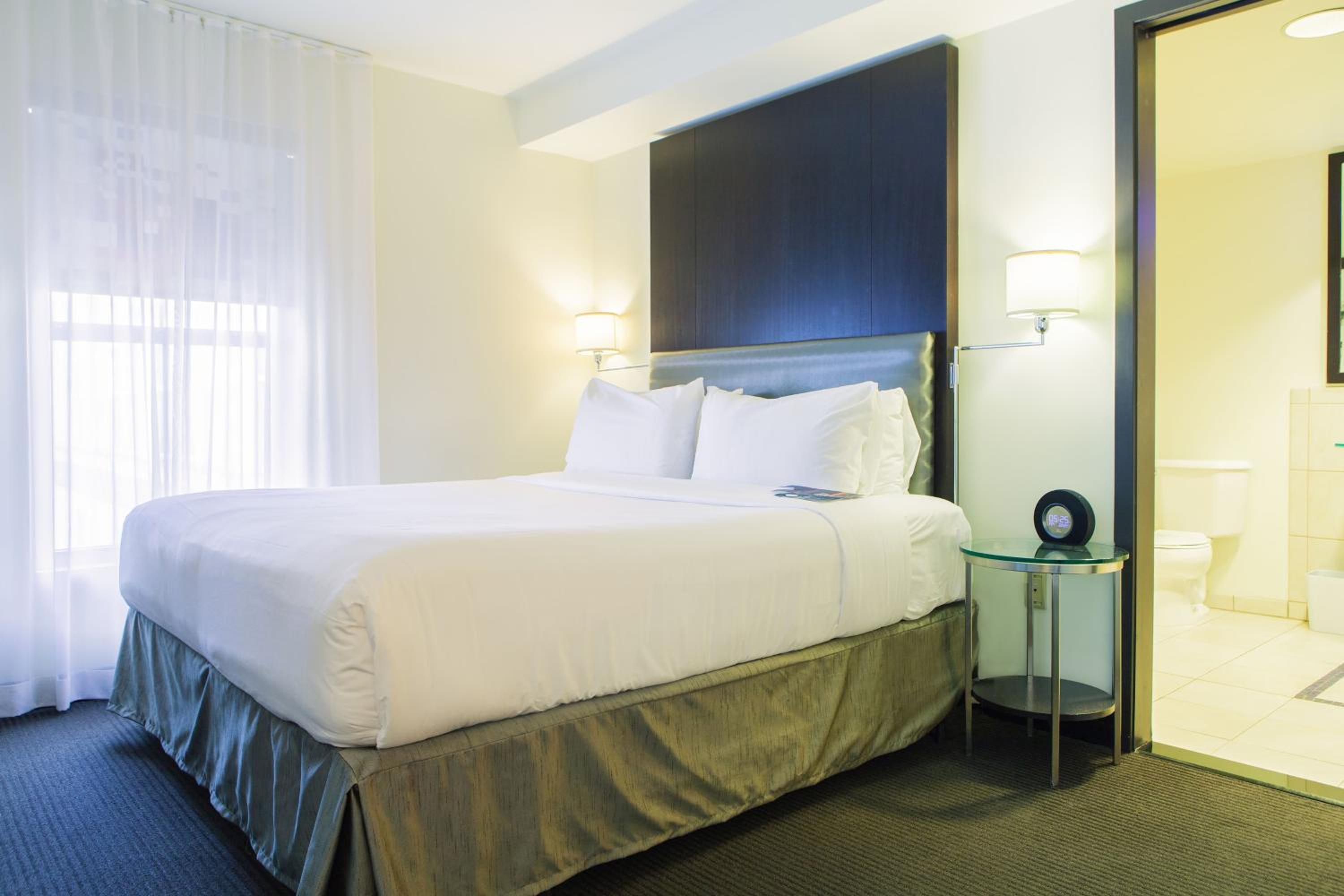 Aloft, Guest room, 1 King - Photo 1