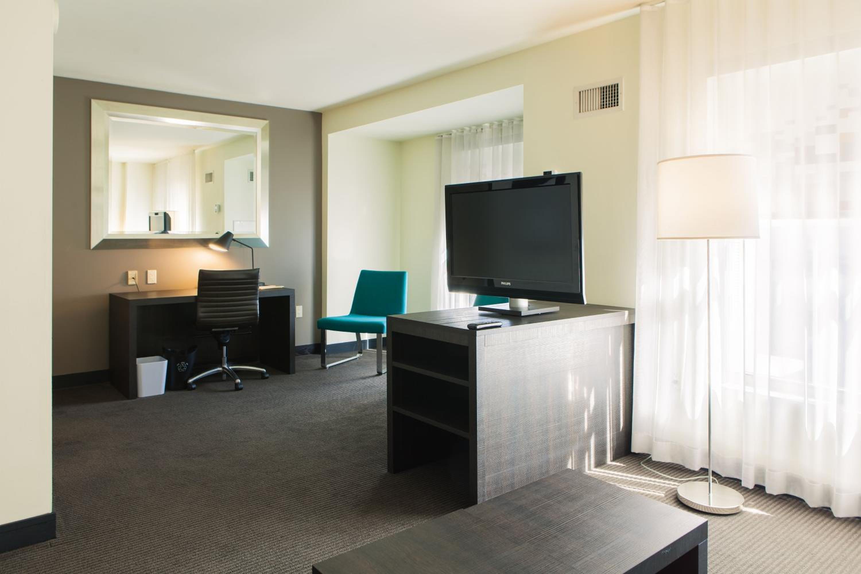 Ultra Savvy, Suite, 1 King, Sofa bed - Photo 3