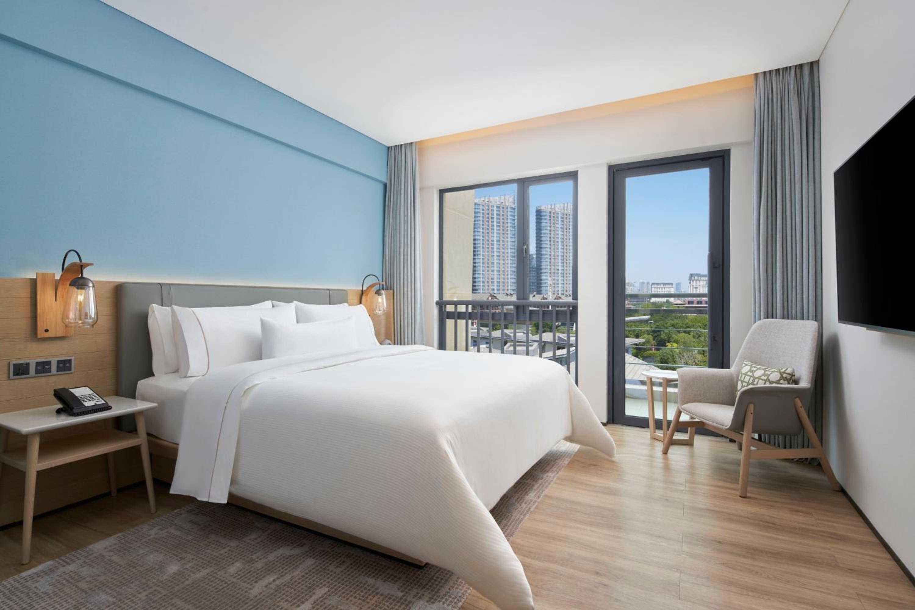One-Bedroom Deluxe King Suite with Balcony and Garden View photo 2