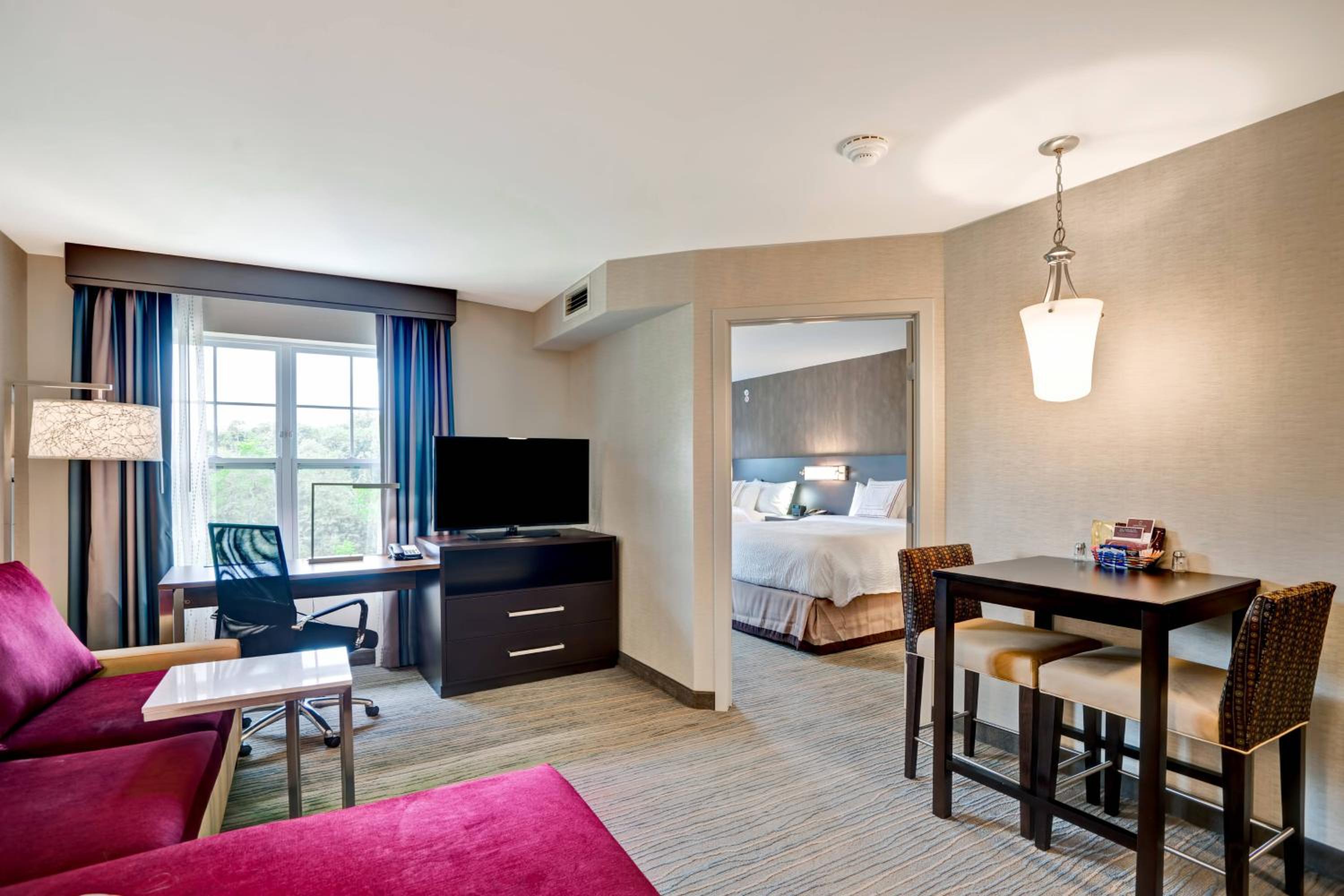 One-Bedroom Queen Suite photo 2