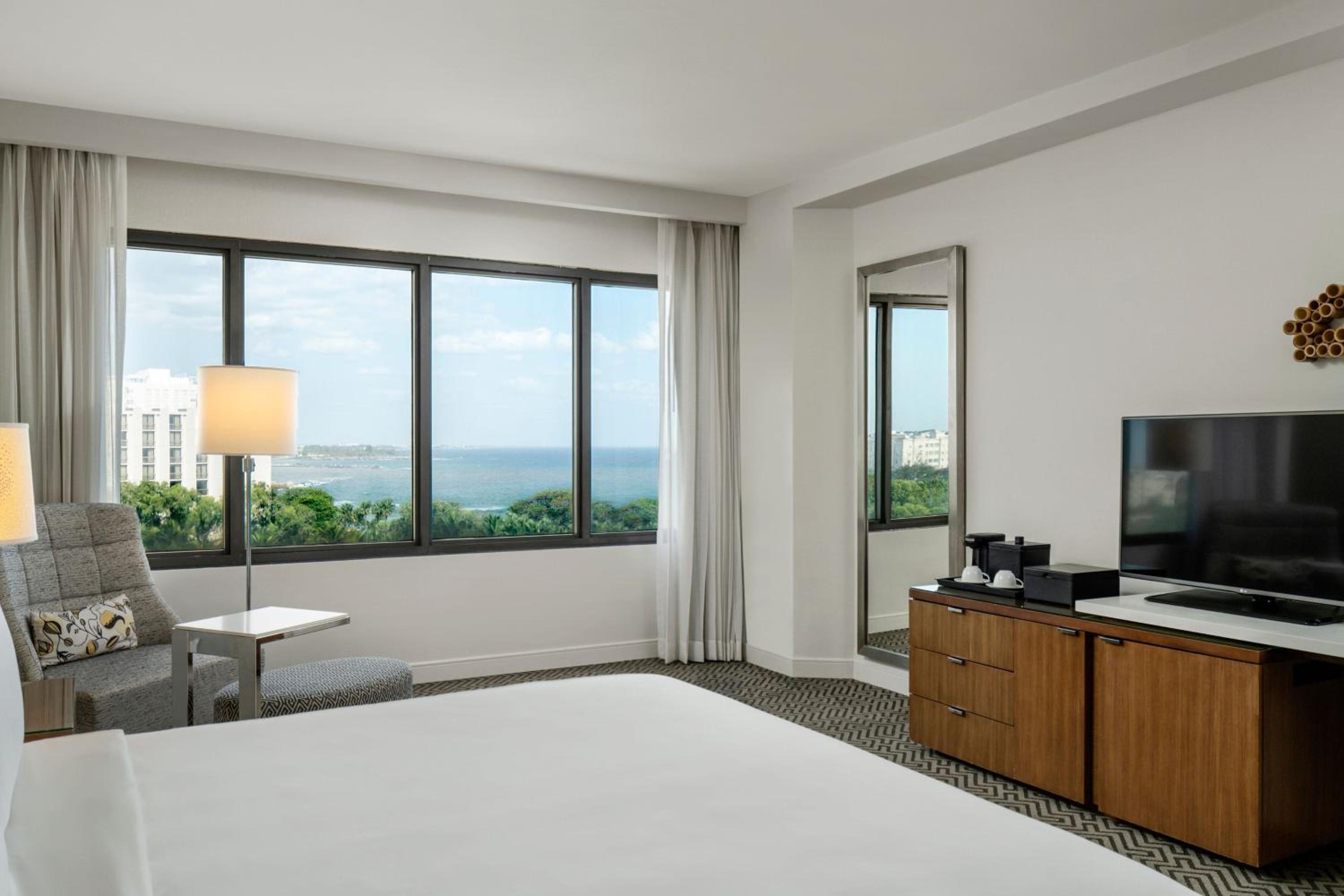 Room, 1 King Bed, Non Smoking, Partial Ocean View (Tower)