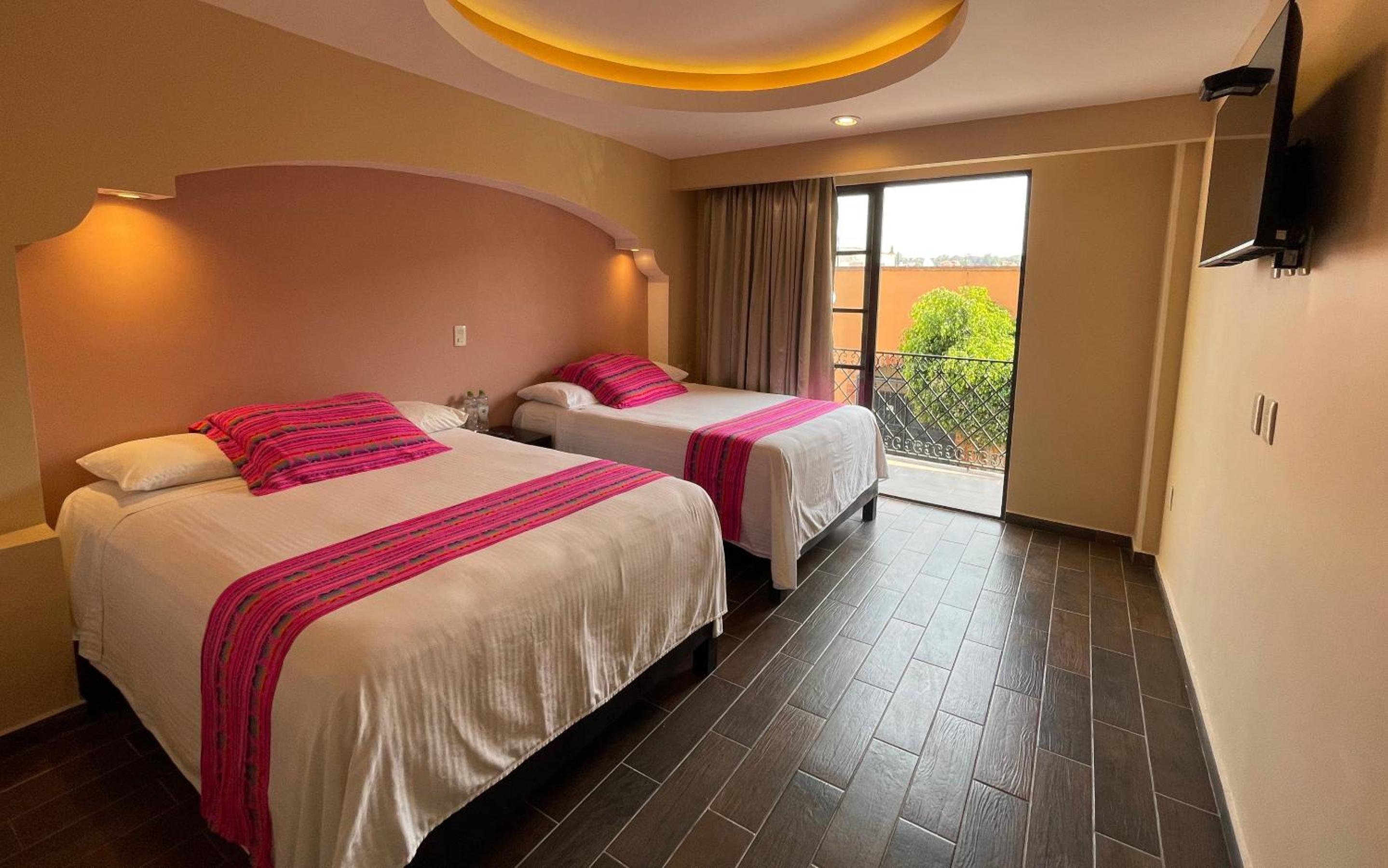Queen Room with Two Queen Beds photo 2
