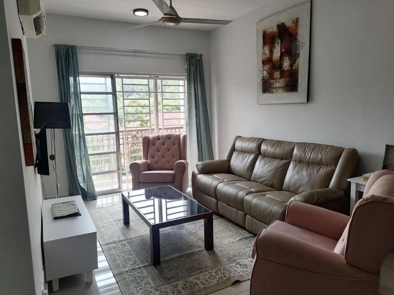Three-Bedroom Apartment photo 2