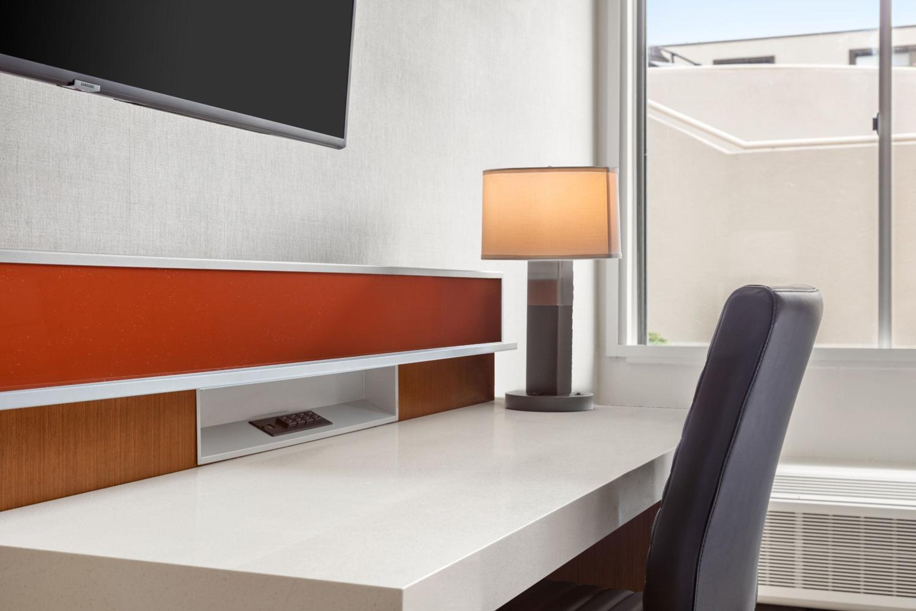 Standard King Room - Photo 4