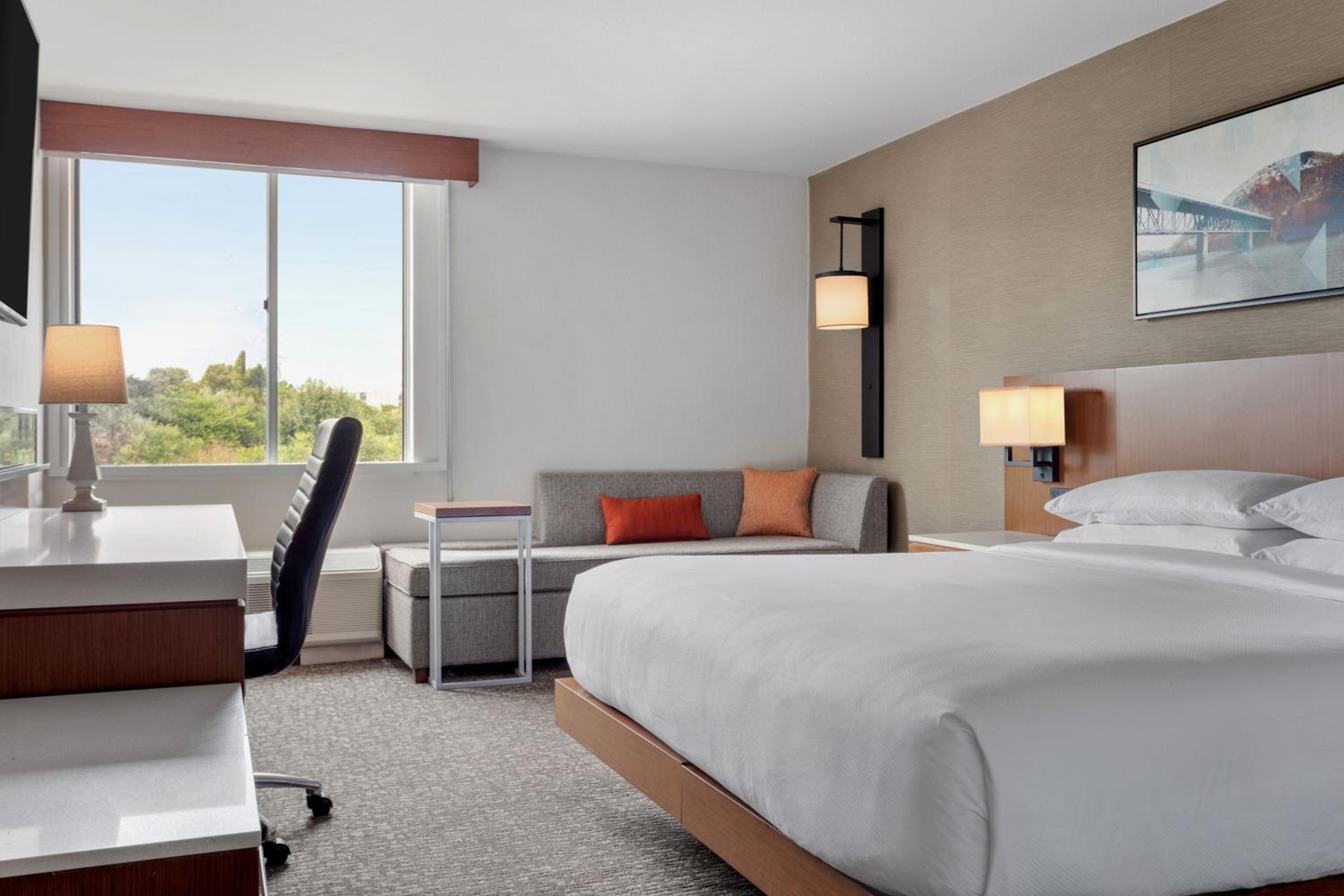 Guest room with King Bed, Sofa bed and Courtyard View - Photo 5