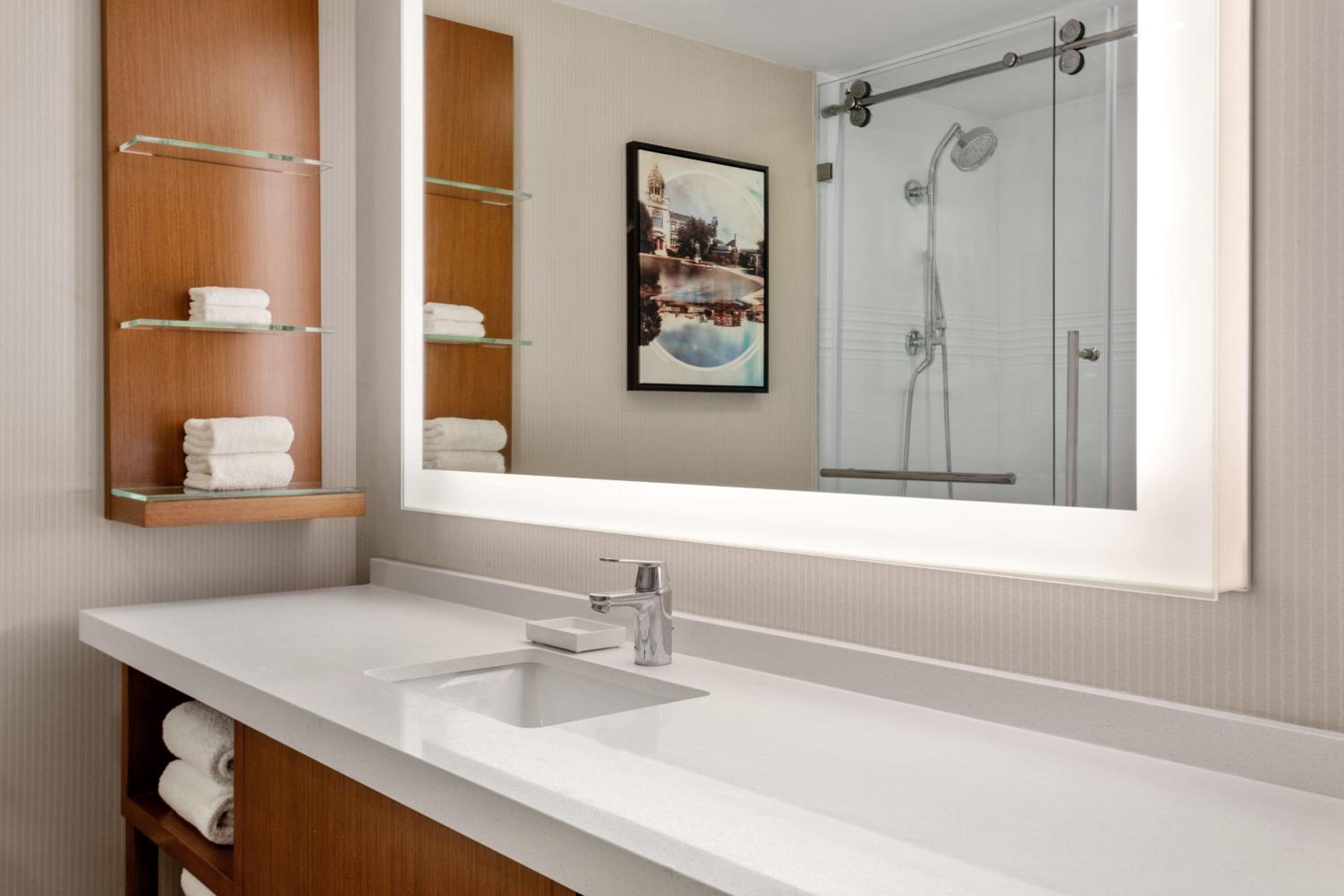 Standard Guest Room with Two Queen Beds - Photo 8
