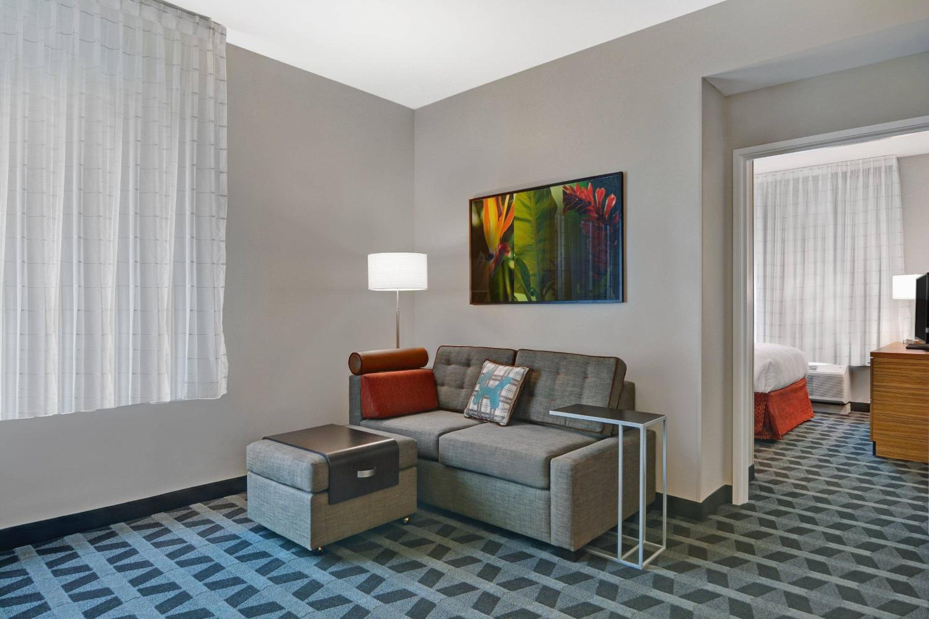 1 Bedroom Suite, 1 Queen, Sofa bed - Photo 1