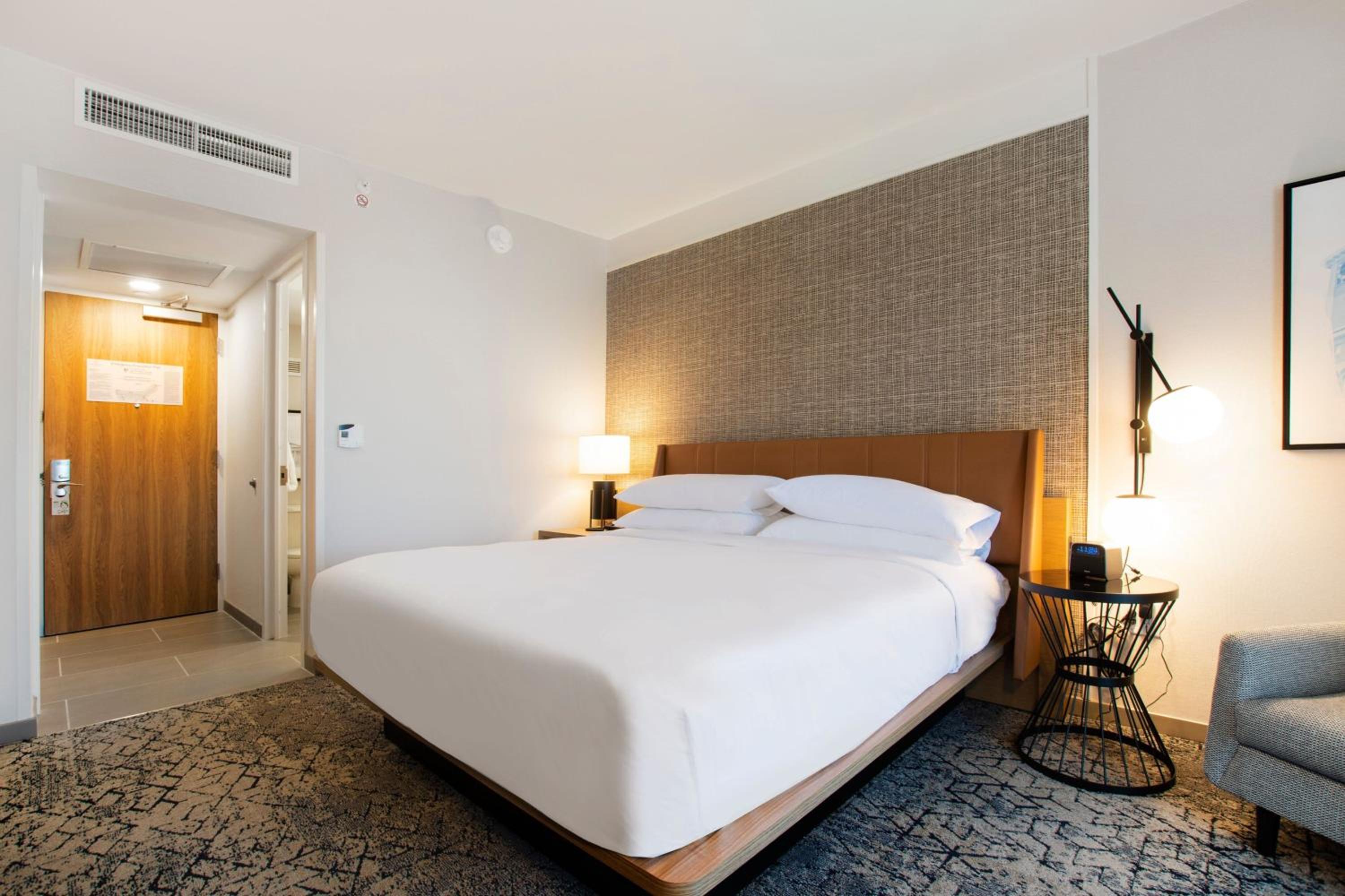One-Bedroom Executive King Suite with Roll-In Shower - Mobility Accessible/Club Lounge Access