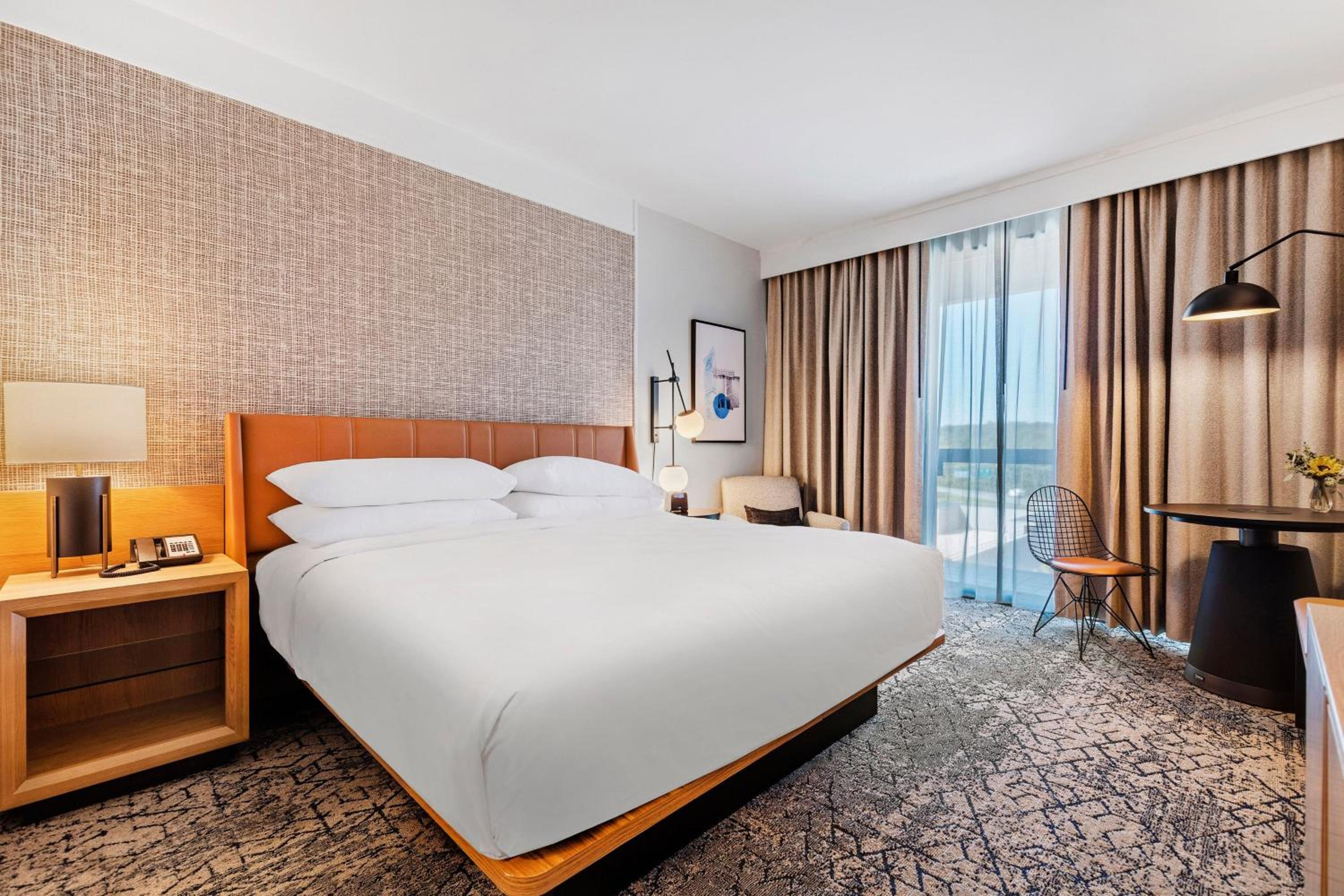 Club King Room with Balcony and Tub - Mobility Accessible  photo 3