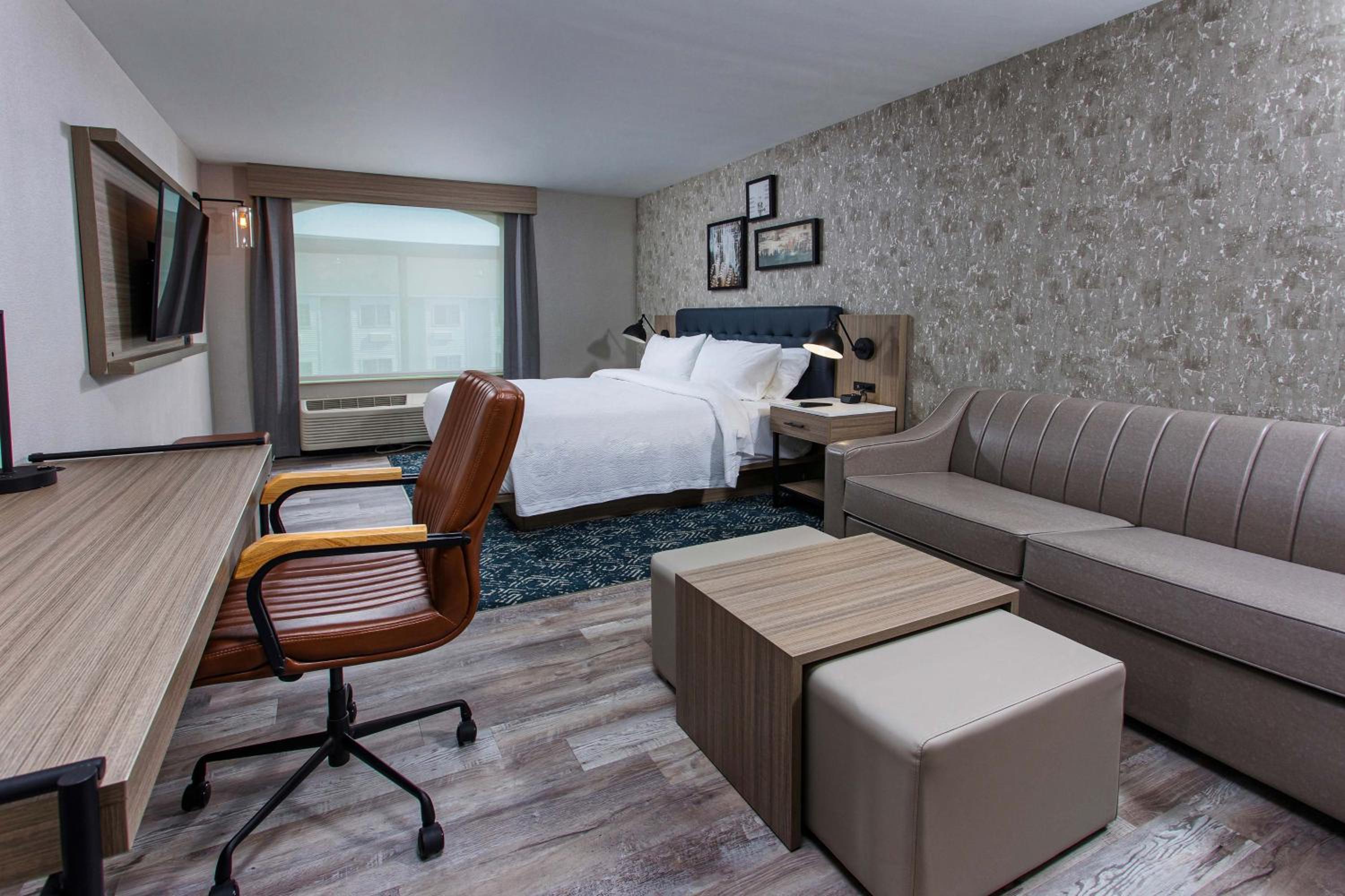 Traditional Guest Room with 1 King, Sofa bed - Photo 6