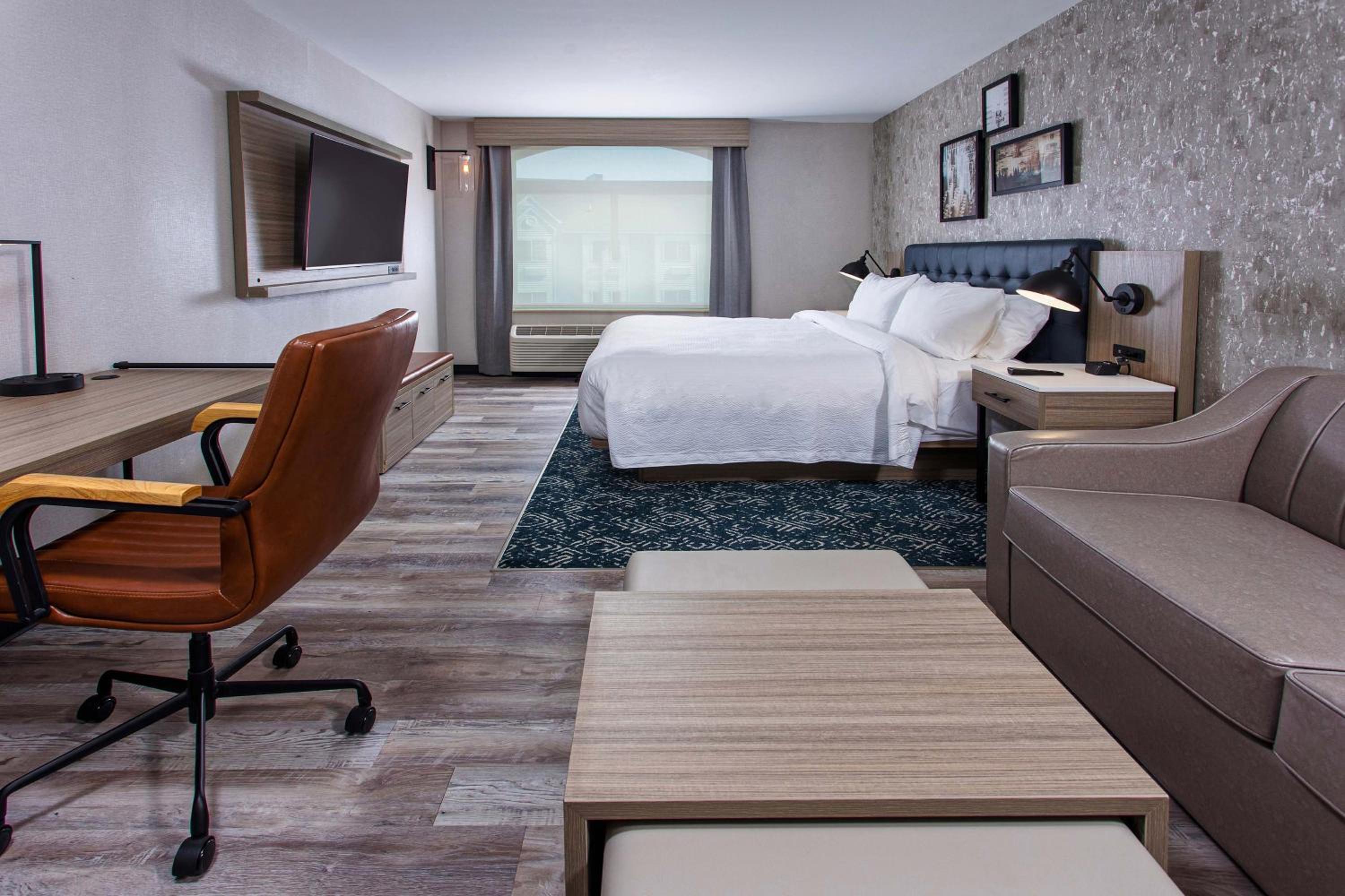 Traditional Guest Room with 1 King, Sofa bed - Photo 5