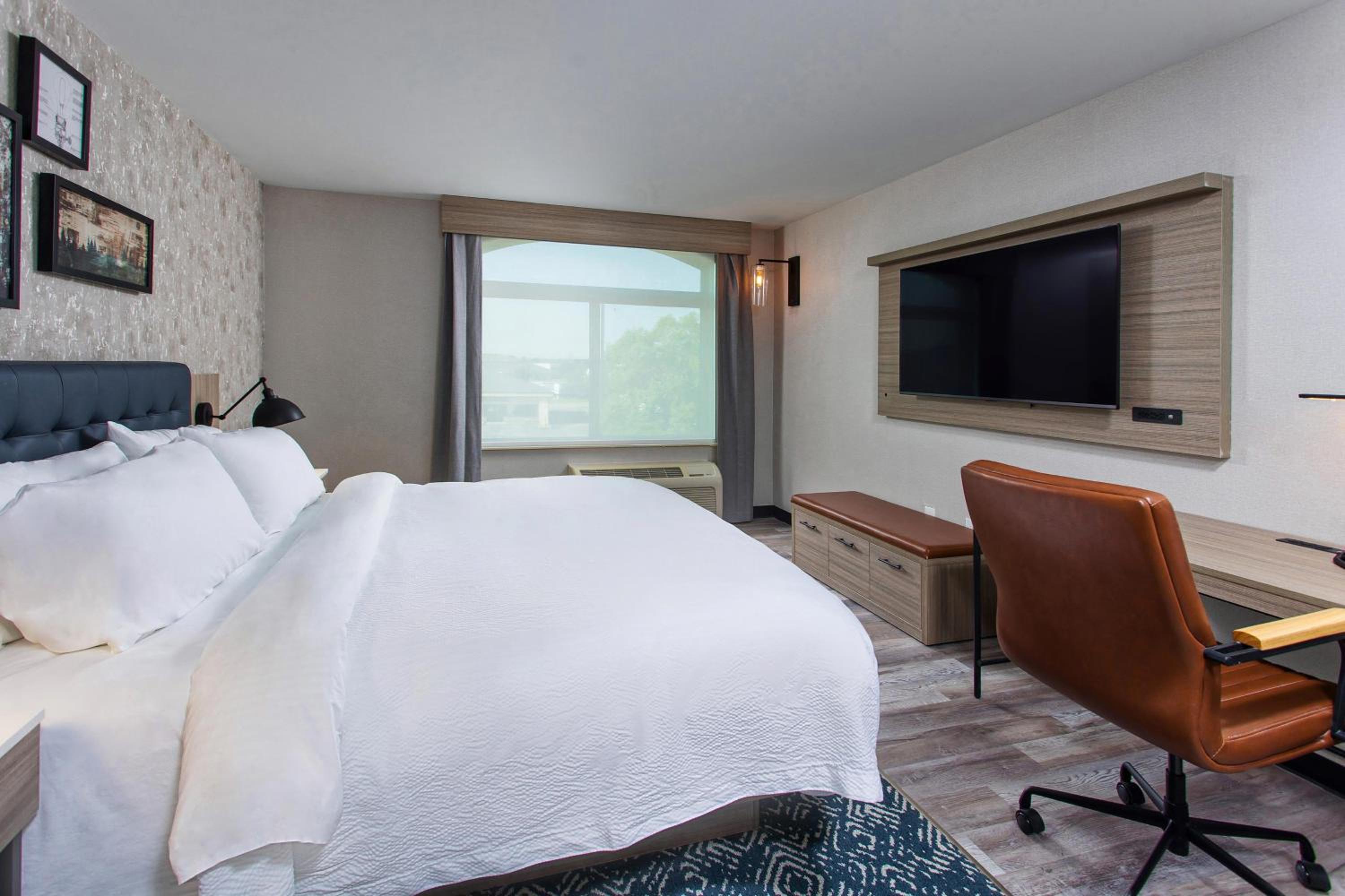 Traditional Guest Room with 1 King, Sofa bed - Photo 7