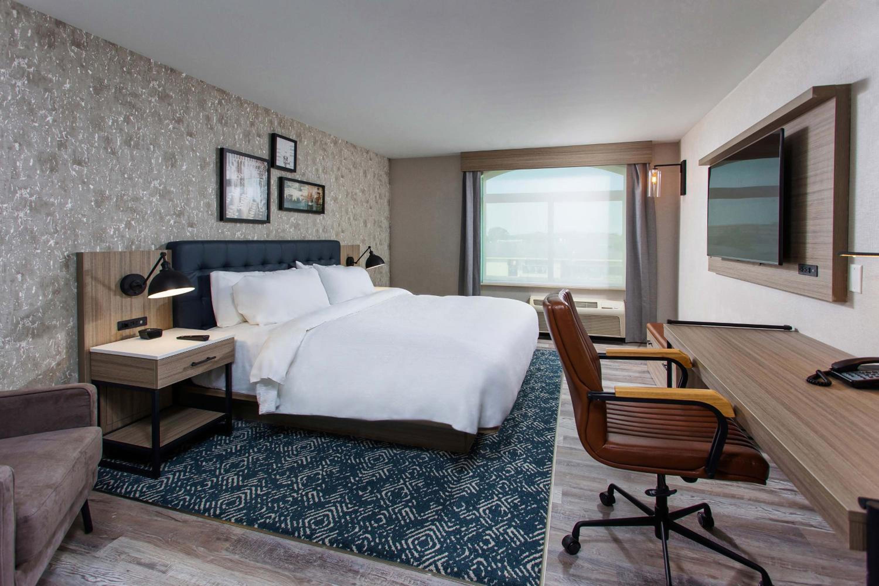 Traditional Guest Room with 1 King, Sofa bed - Photo 8