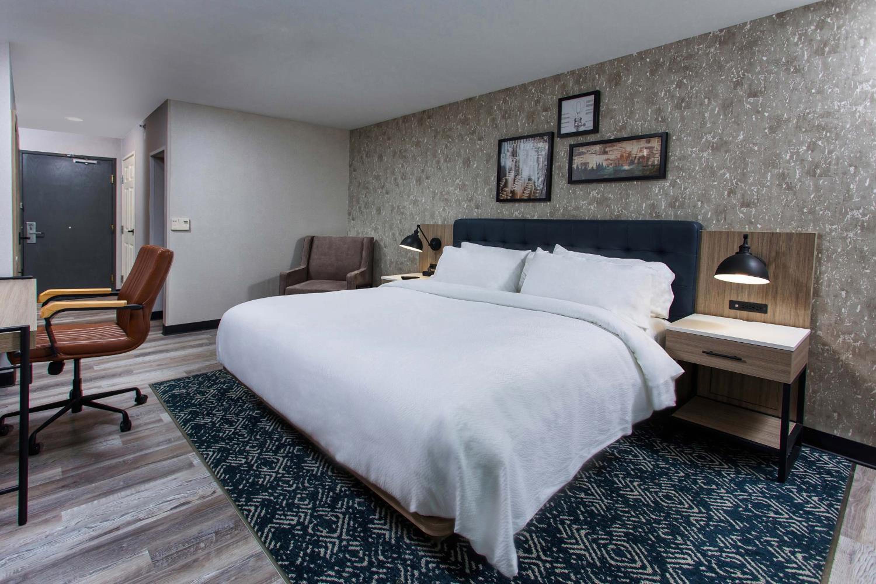 Traditional Guest Room with 1 King, Sofa bed - Photo 9